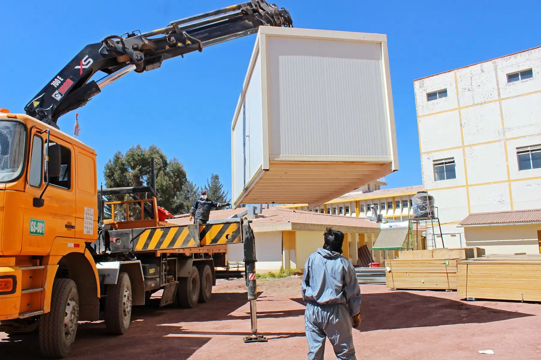 Se inician los trabajos para instalar e implementar el Centro de Atención y Aislamiento Temporal el cual estará ubicado en el interior del hospital Carlos Monge Medrano de Juliaca. Foto: Legado Lima 2019
