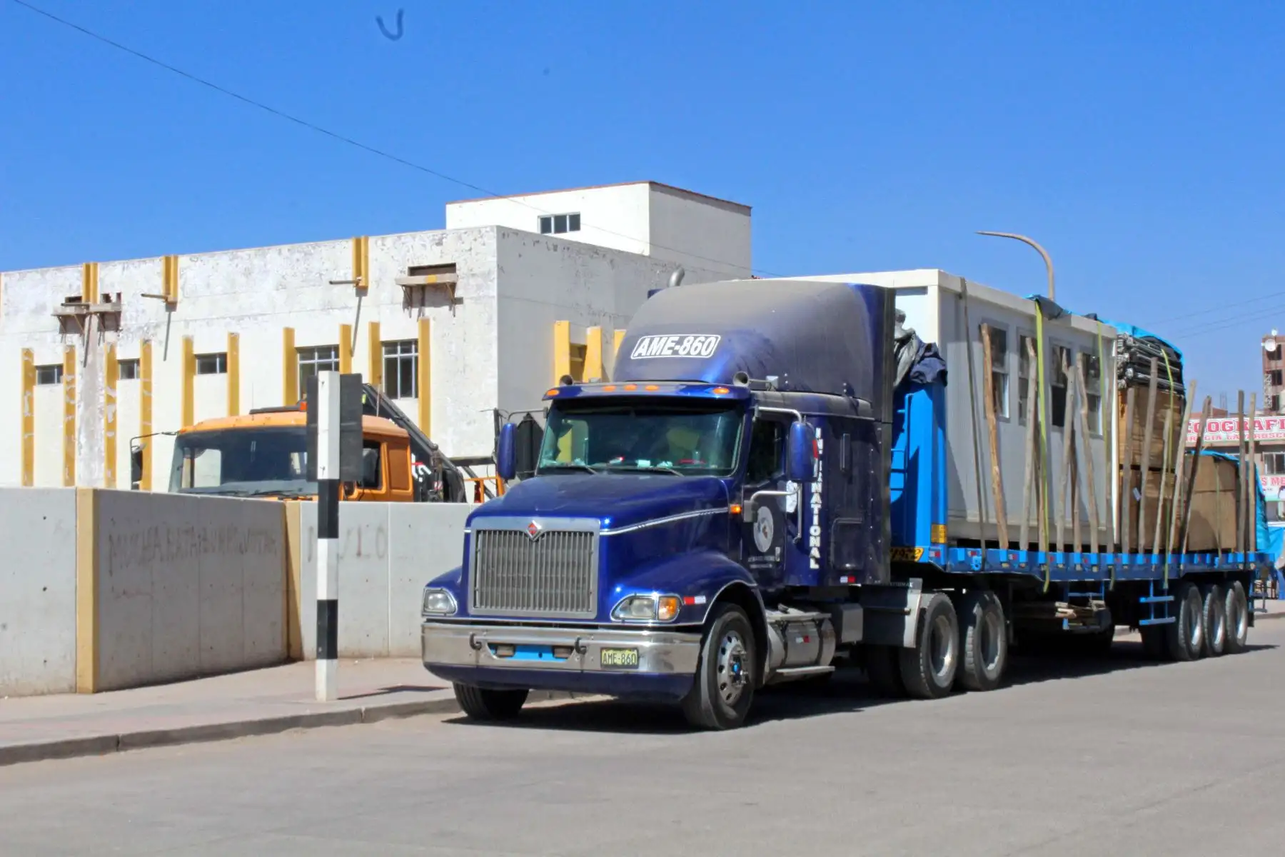 Se inician los trabajos para instalar e implementar el Centro de Atención y Aislamiento Temporal el cual estará ubicado en el interior del hospital Carlos Monge Medrano de Juliaca. Foto: Legado Lima 2019
