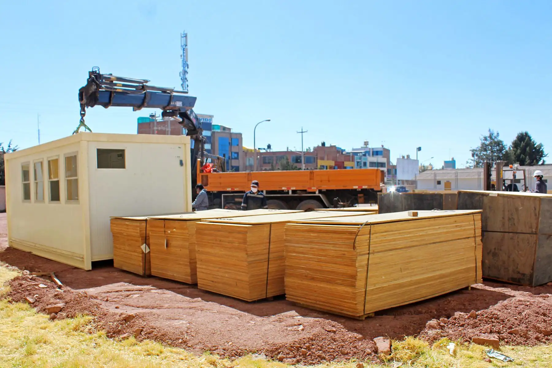 Se inician los trabajos para instalar e implementar el Centro de Atención y Aislamiento Temporal el cual estará ubicado en el interior del hospital Carlos Monge Medrano de Juliaca. Foto: Legado Lima 2019