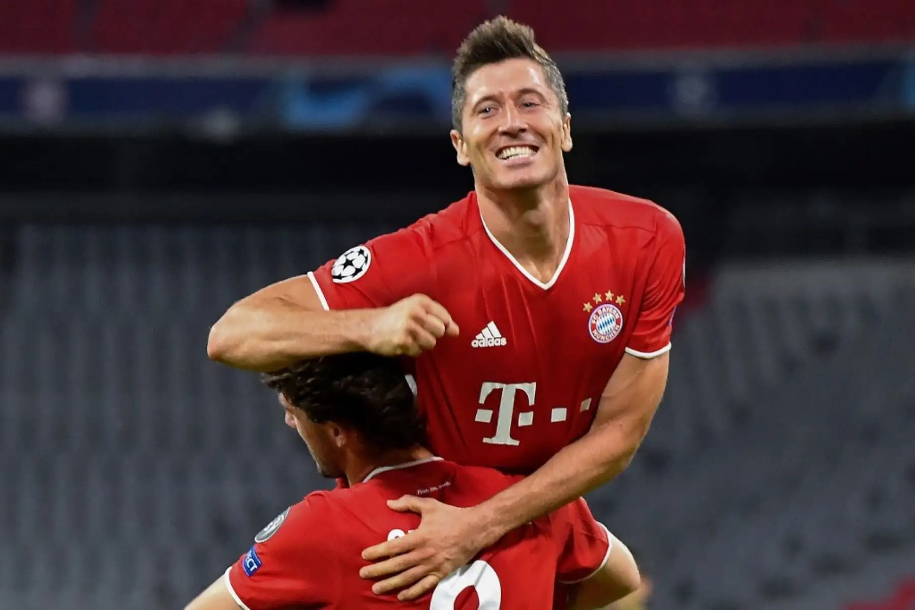 El delantero polaco del Bayern de Múnich, Robert Lewandowski, celebra con su compañero tras anotar el cuarto gol de su equipo. Foto: AFP