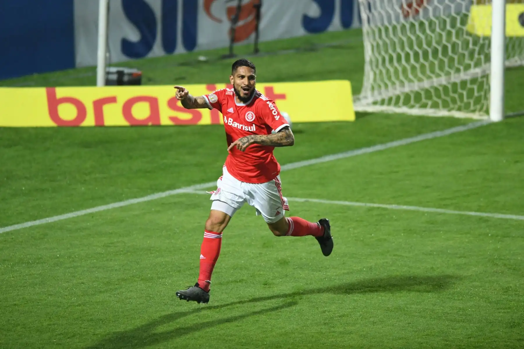 Paolo Guerrero anotó el gol del triunfo en el encuentro entre Internacional vs Coritiba por la primera fecha del Brasileirao 2020. Foto: Ricardo Duarte/FC Internacional