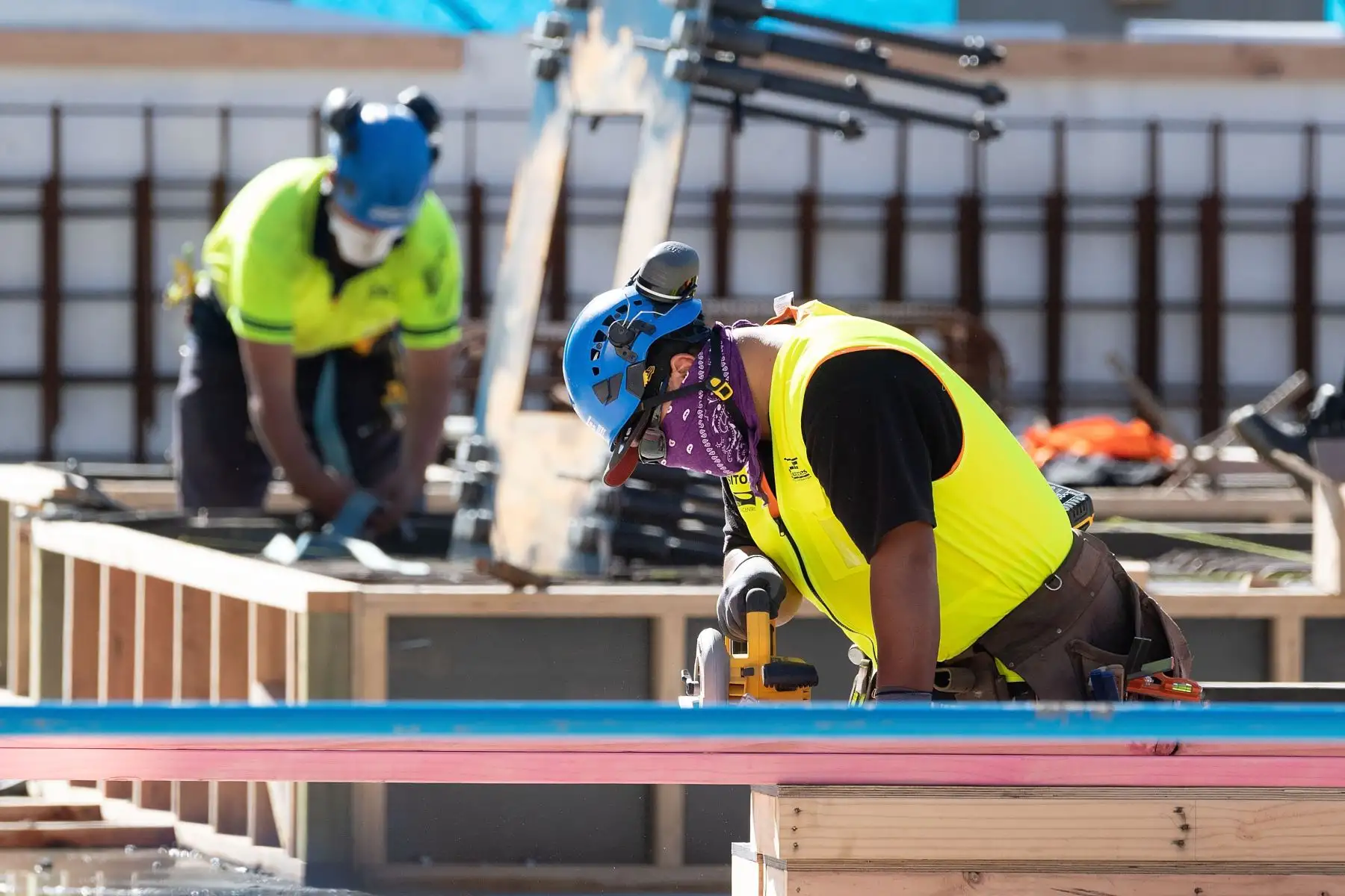 Trabajadores de construcción utilizan mascarillas durante su jornada durante el primer día de la flexibilización de restricciones en Wellington, el 28 de abril de 2020, luego del brote de coronavirus .Foto: AFP