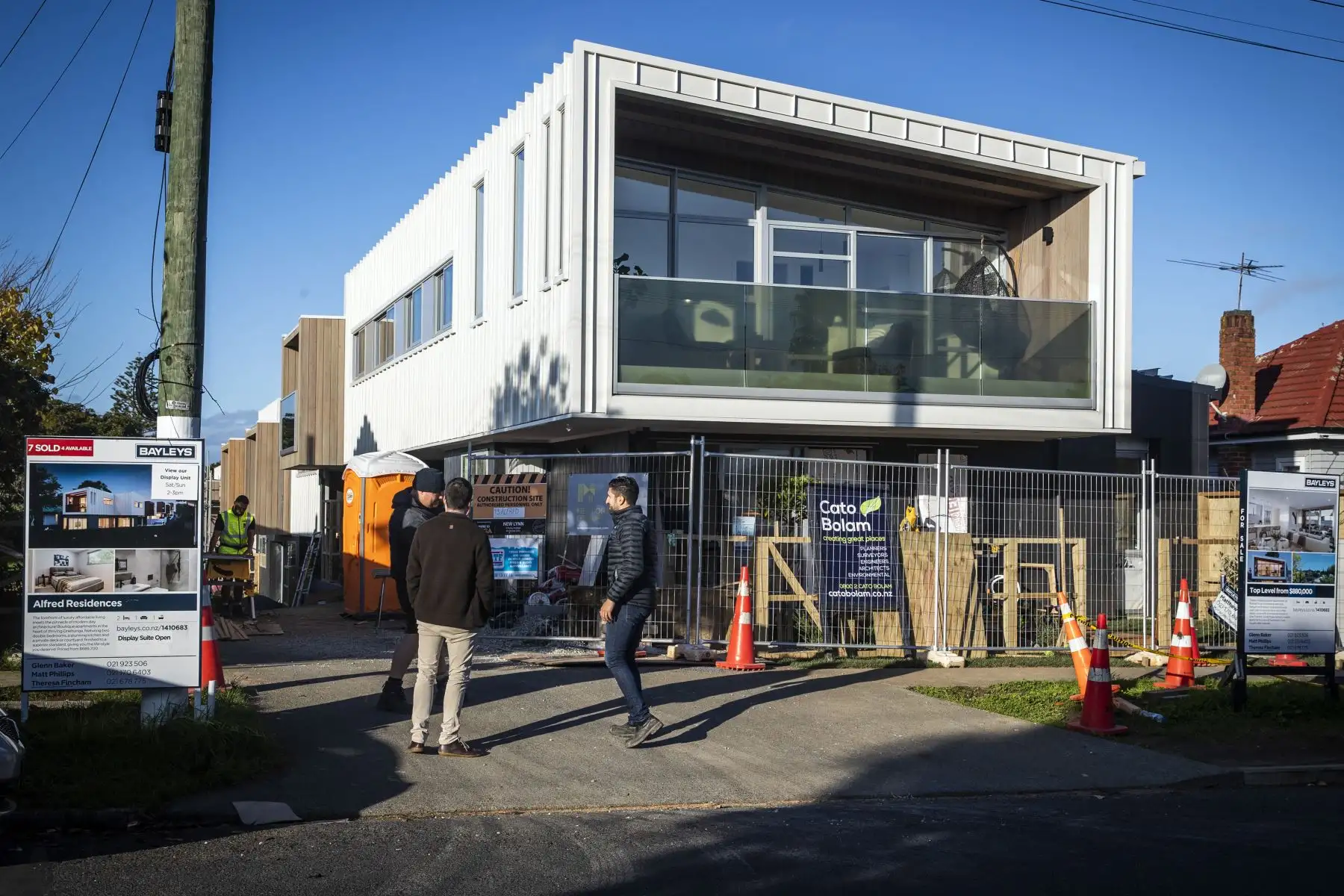 Personas se reúnen en una en una zona residencial en la ciudad de Auckland, Nueva Zelanda. Foto: AFP