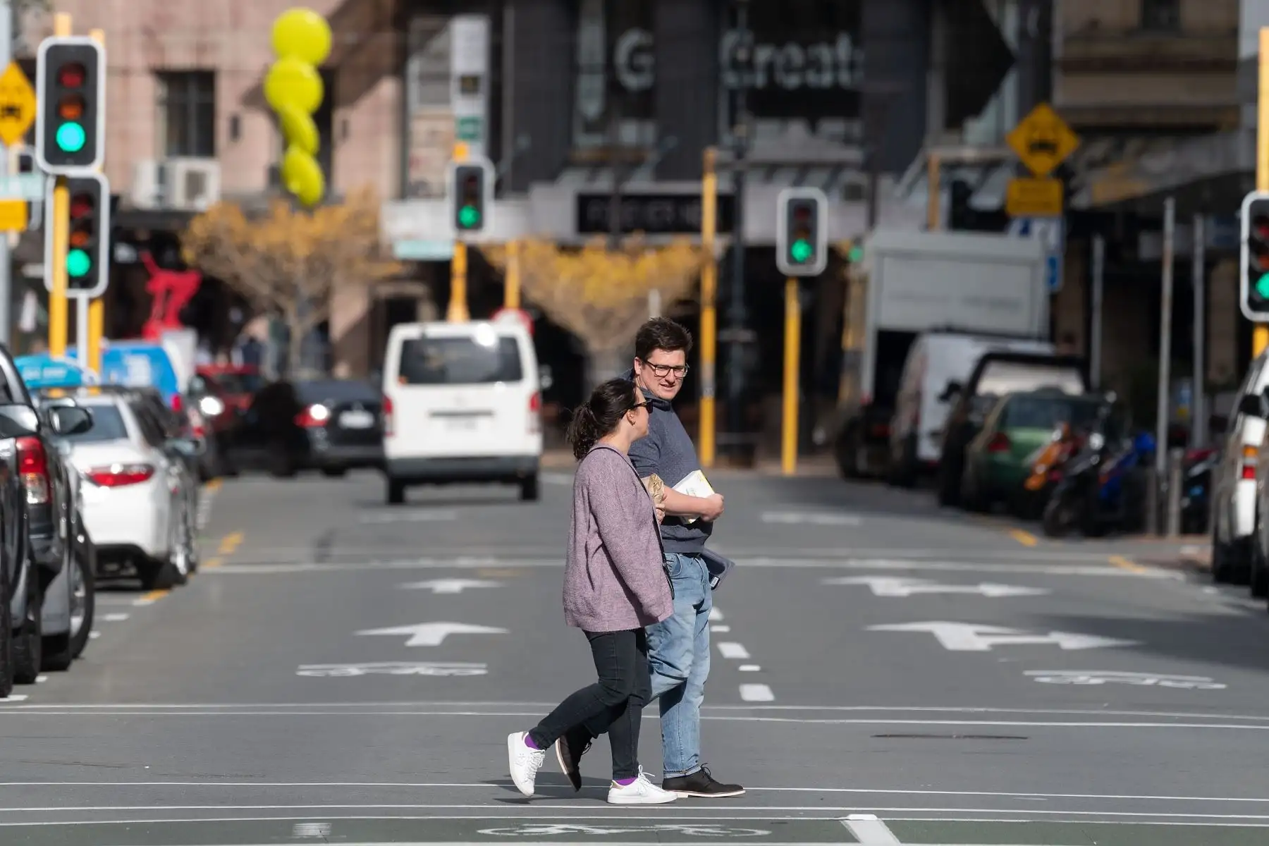 Una pareja camina por las calles de la ciudad de  Wellington, en Nueva Zelanda, el 14 de mayo de 2020. Foto: AFP