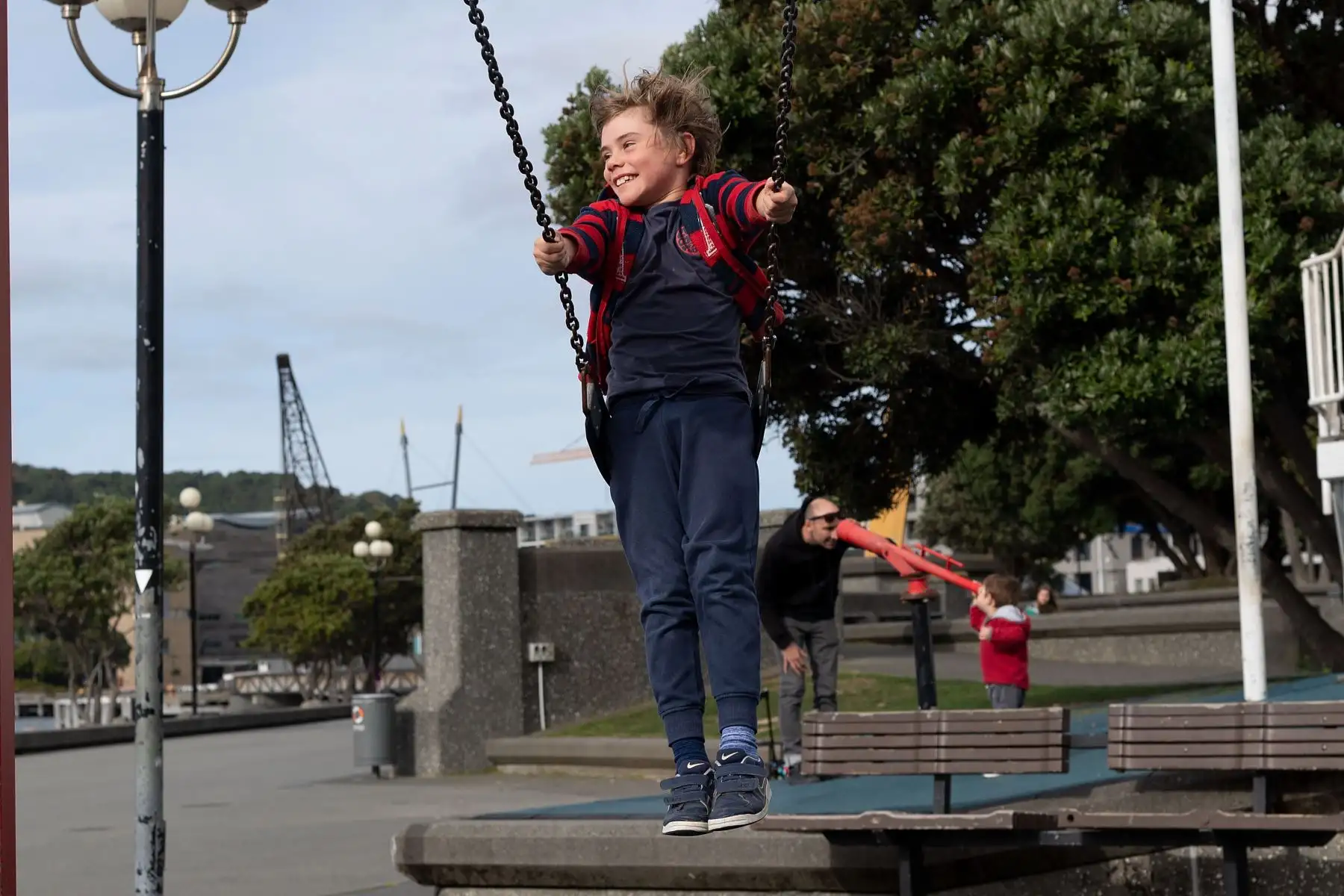 Un niño juega en un columpio del parque en la ciudad de Wellington, en Nueva Zelanda, el 14 de mayo de 2020. Foto: AFP