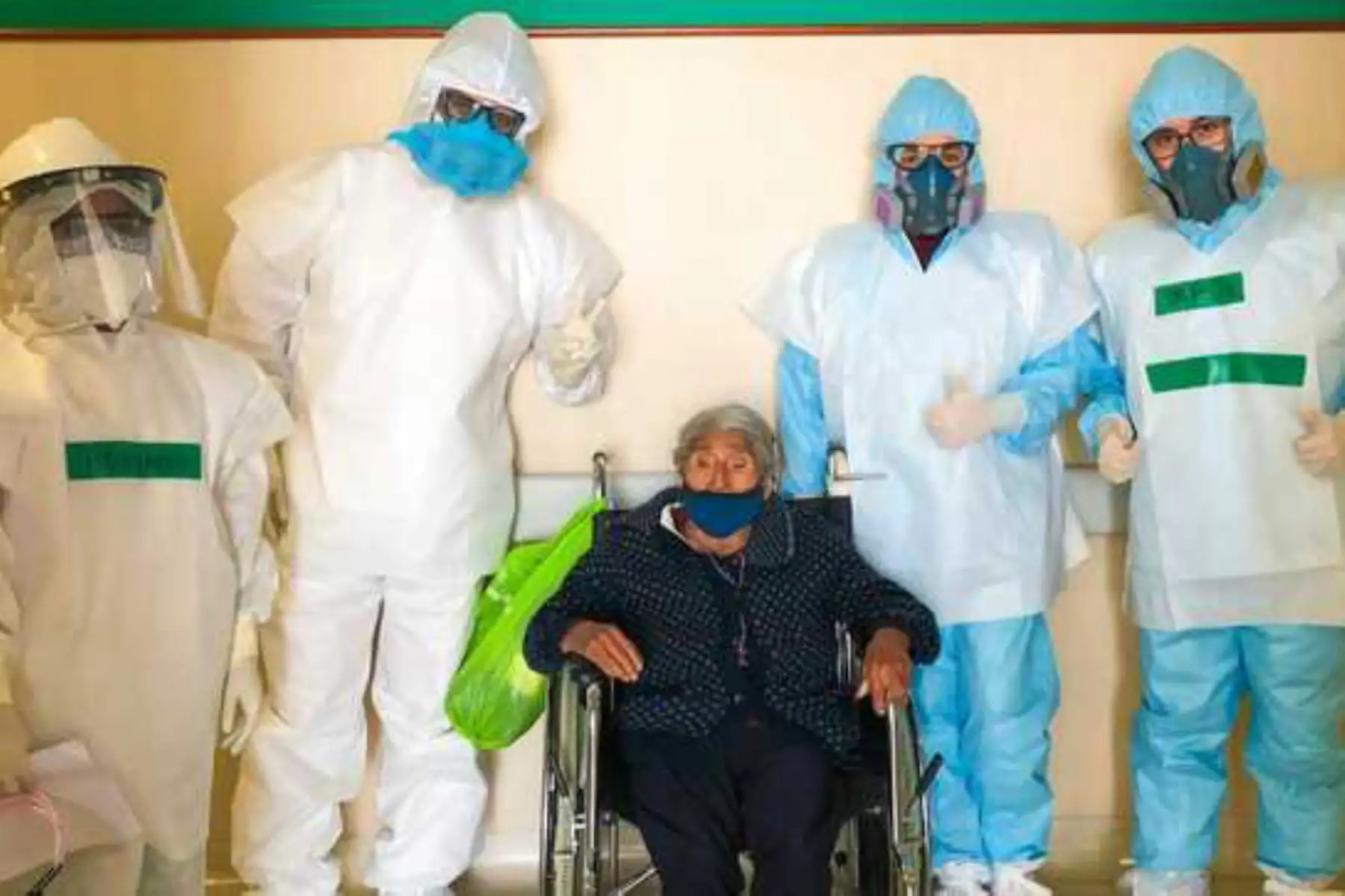 Gracias al trabajo multidisciplinario que realiza el personal de la salud del Hospital Emergencia Ate Vitarte, la Sra. Claudia, de 103 años, venció a la Covid-19, luego de permanecer 15 días internada. Foto: ANDINA/Difusión