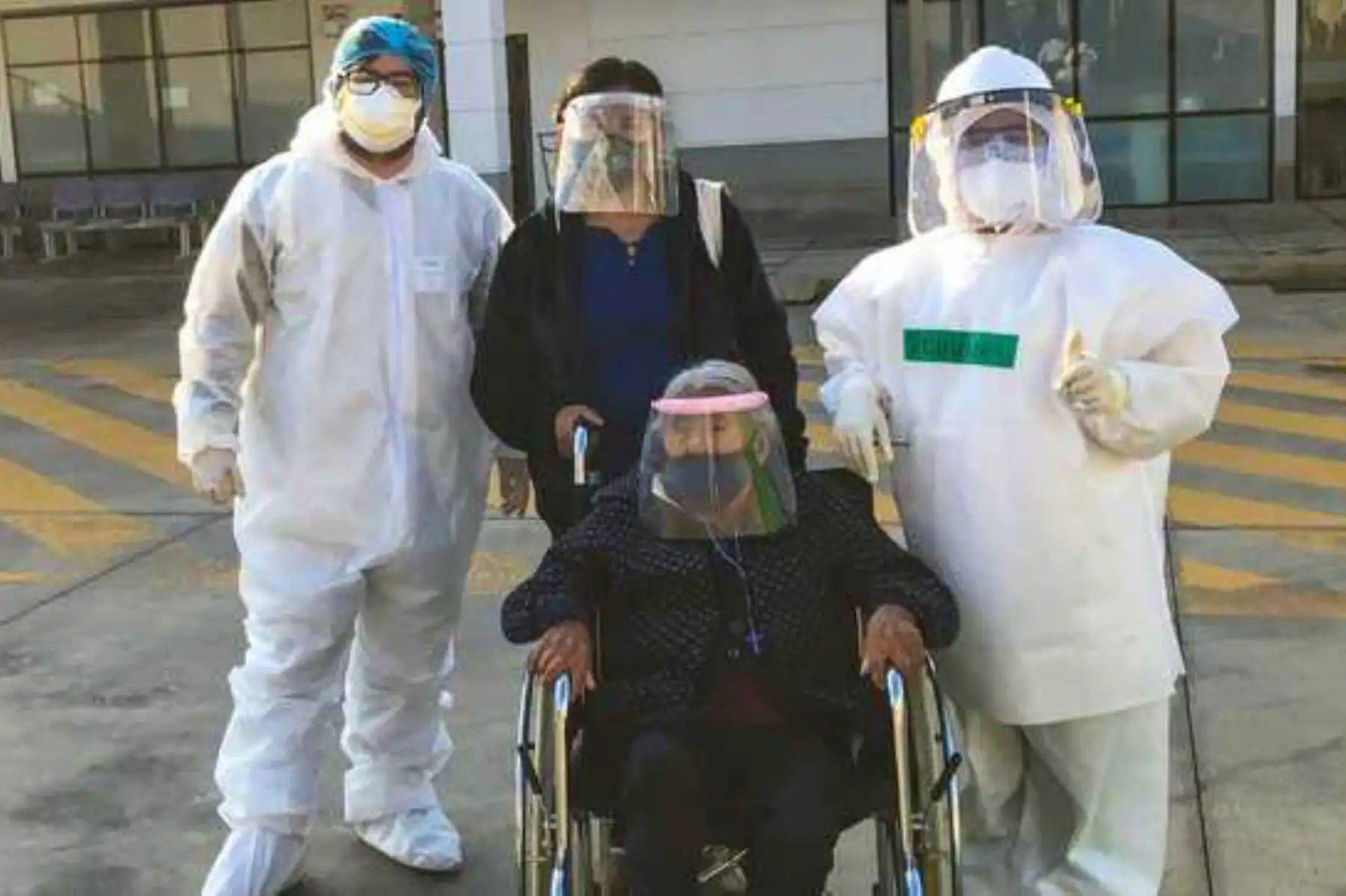 Gracias al trabajo multidisciplinario que realiza el personal de la salud del Hospital Emergencia Ate Vitarte, la Sra. Claudia, de 103 años, venció a la Covid-19, luego de permanecer 15 días internada. Foto: ANDINA/Difusión