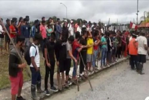 En la víspera, al promediar las 23:30 horas, un aproximado de 70 pobladores, provistos de lanzas y retrocargas (perdigoneras), se presentaron en las afueras de la empresa Petrotal, demandado la paralización de las labores del referido campamento petrolero conocido como Lote 95. precisa el Mininter. Foro: Internet