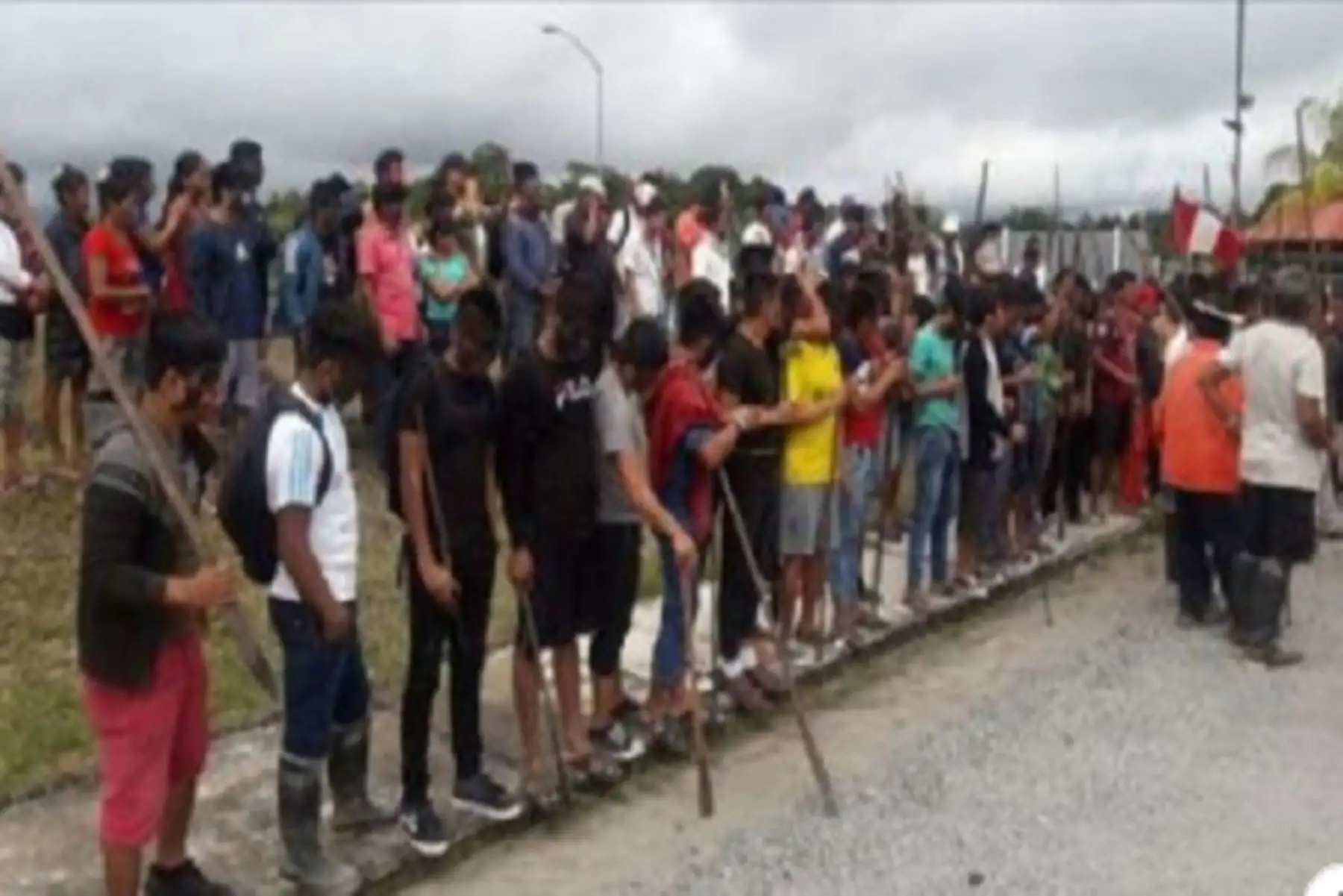 En la víspera, al promediar las 23:30 horas, un aproximado de 70 pobladores, provistos de lanzas y retrocargas (perdigoneras), se presentaron en las afueras de la empresa Petrotal, demandado la paralización de las labores del referido campamento petrolero conocido como Lote 95. precisa el Mininter. Foro: Internet
