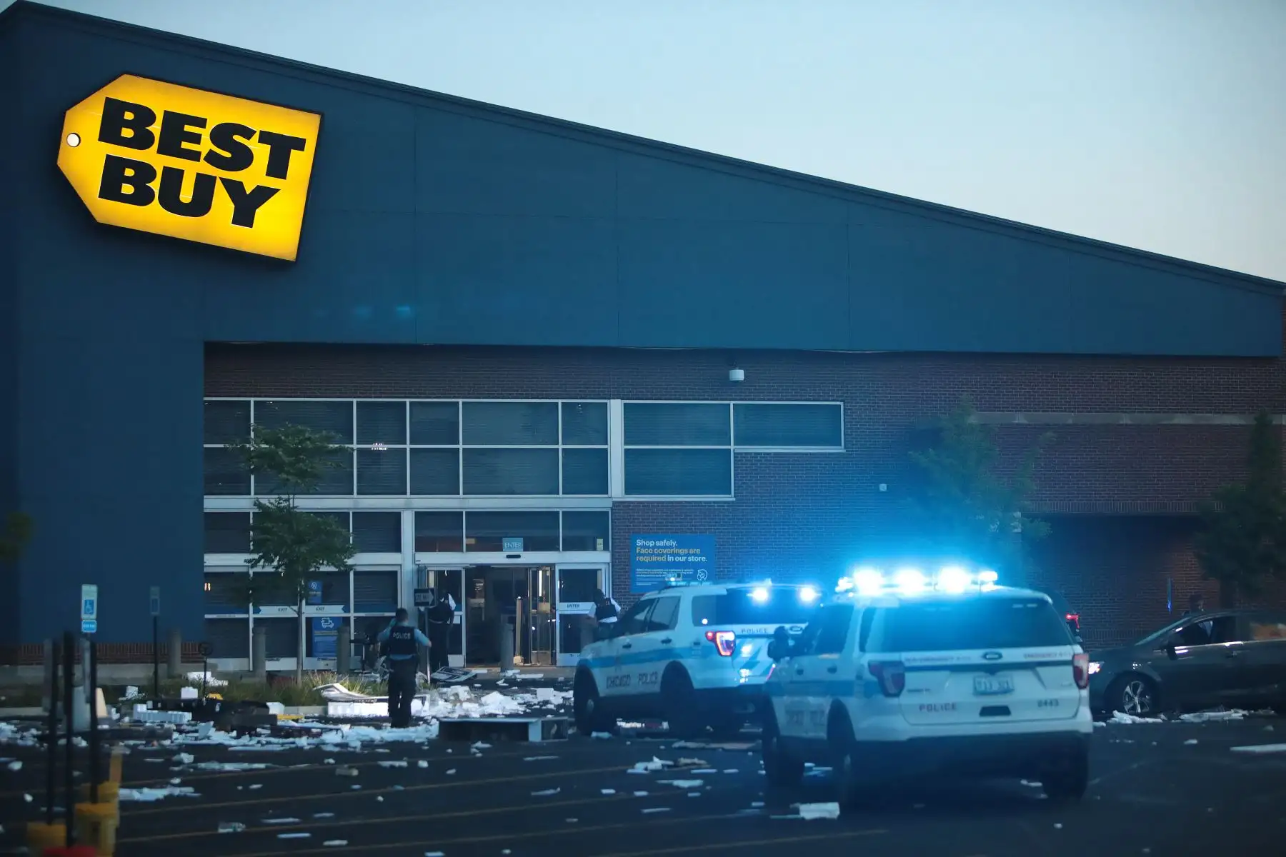 Un oficial de policía inspecciona una tienda Best Buy dañada después de que partes de la ciudad sufrieron saqueos y vandalismo, el 10 de agosto en Chicago, Illinois. Foto: AFP