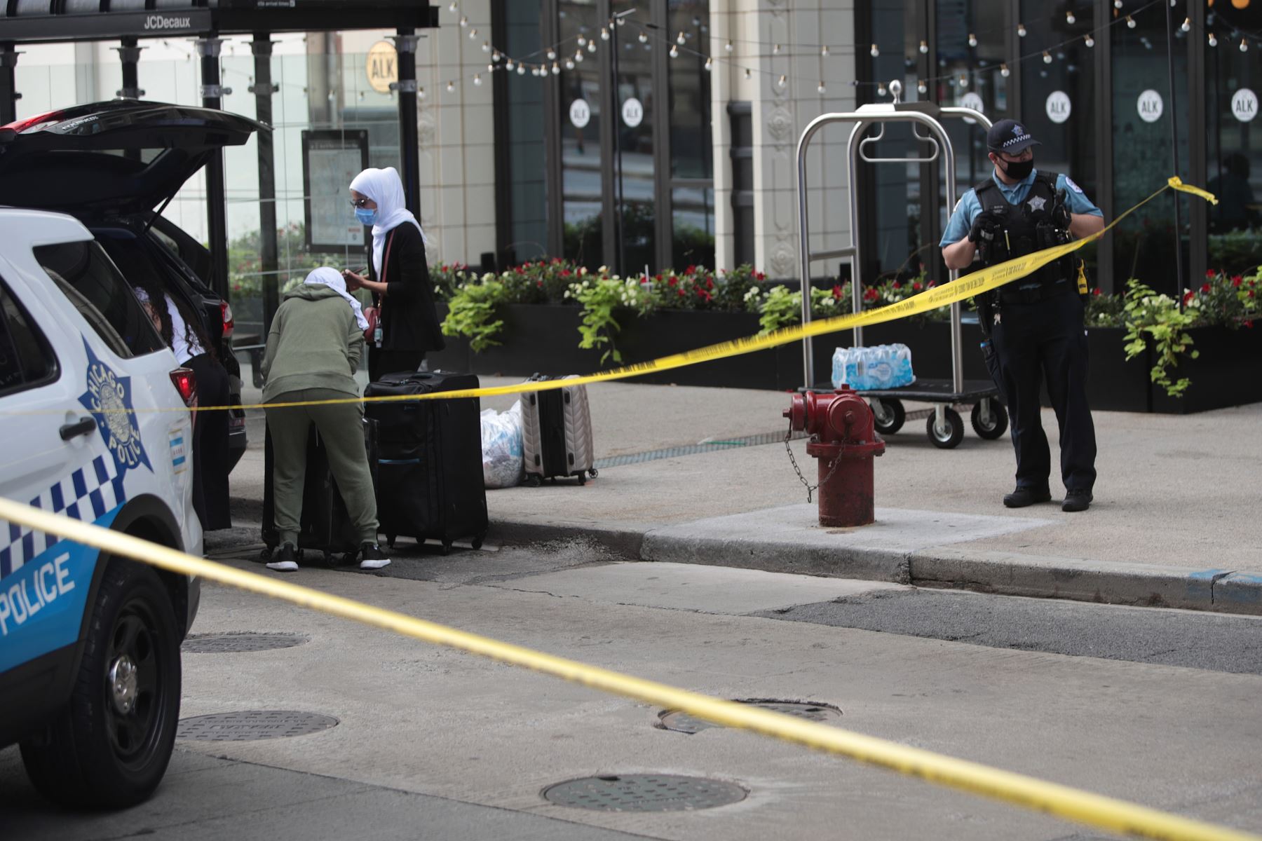 La gente sale del Hotel Julian cerca de la escena del crimen donde tuvo lugar un tiroteo en Michigan Ave, en Chicago.