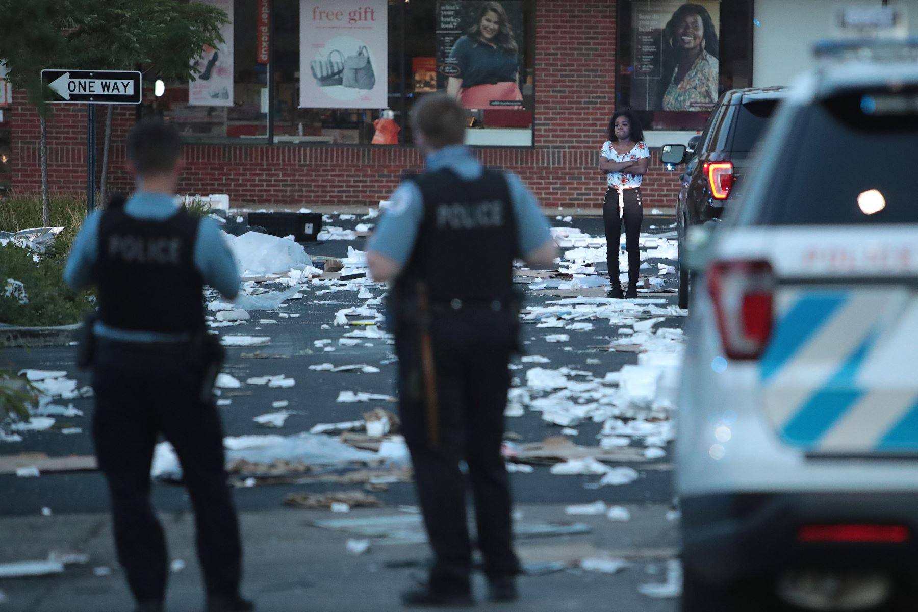 Una persona se para cerca de una tienda saqueada después que la ciudad de Chicago sufriera saqueos y vandalismo. Foto: AFP