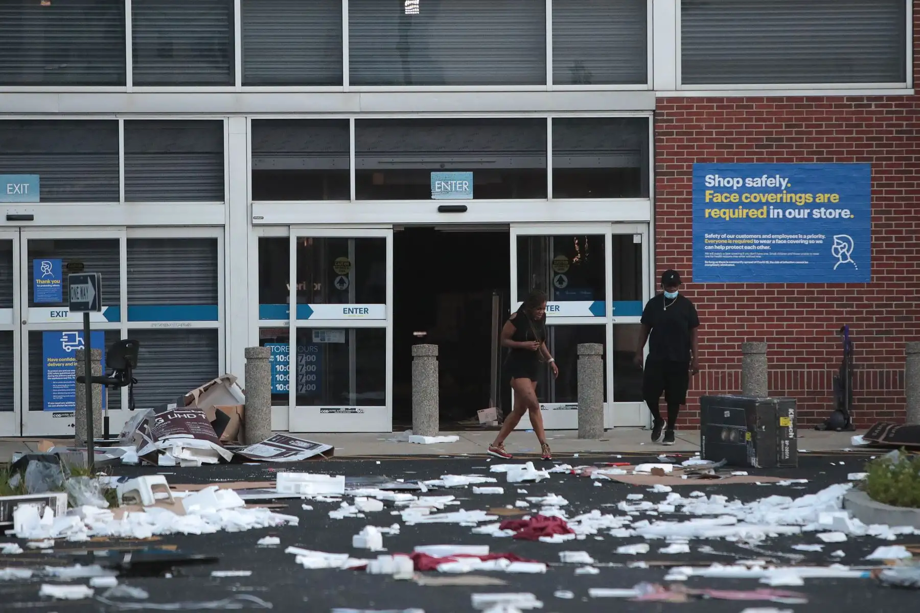 Aún se observan personas transitando cerca a las tiendas que fueron saqueadas anoche, en Chicago. Foto: AFP