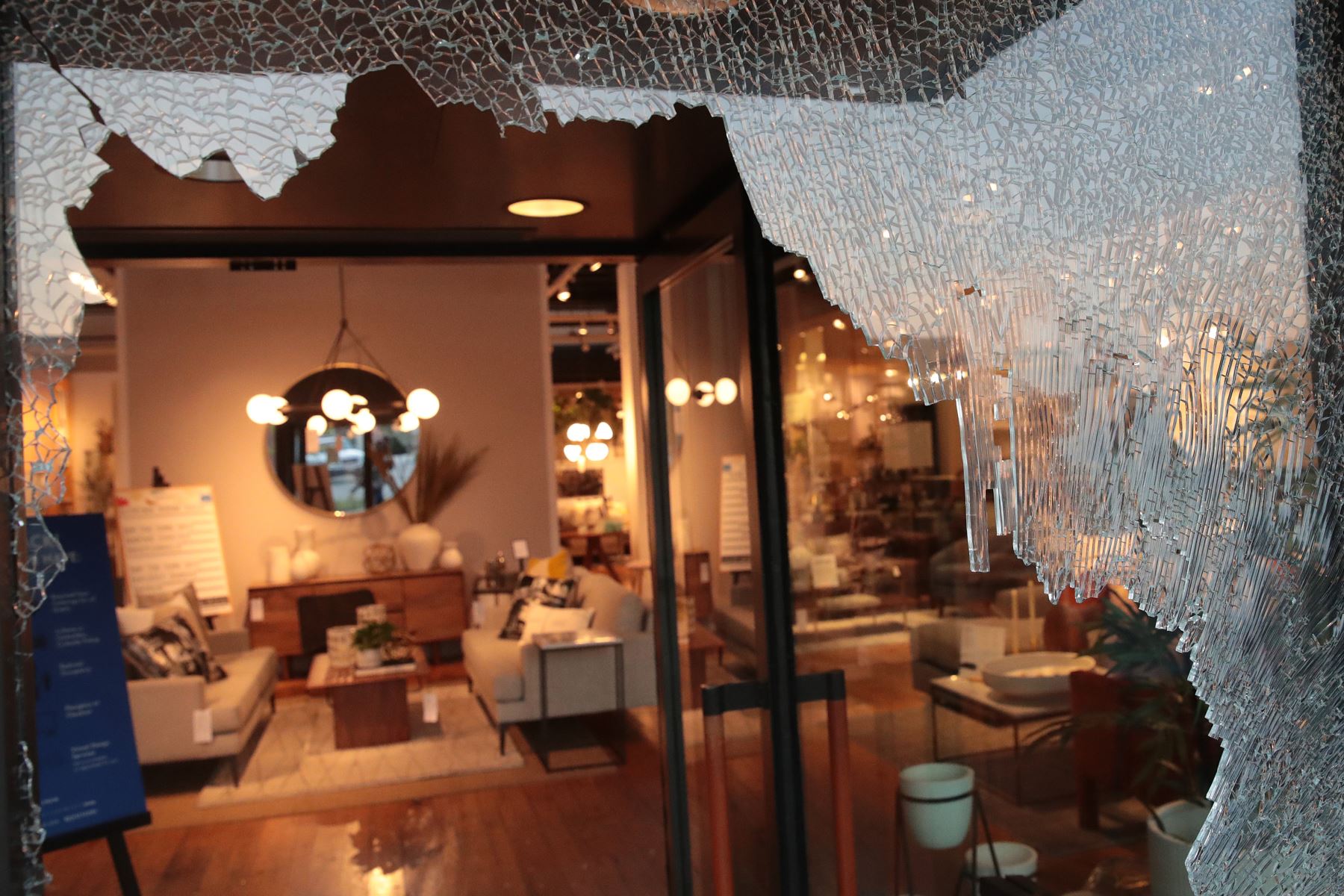Tiendas de hogar también sufrieron daños anoche durante los saqueos, Chicago. Foto: AFP