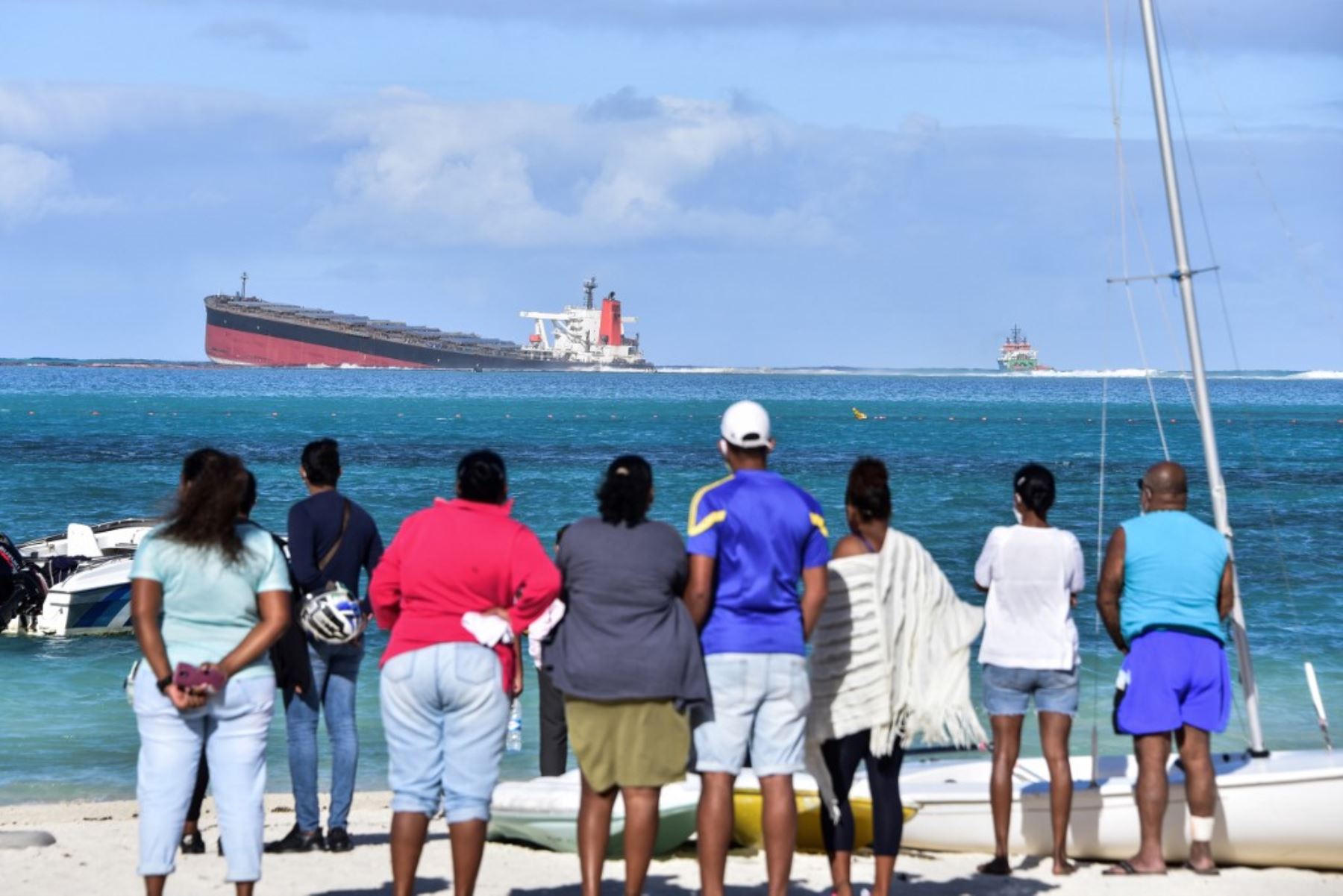 Los transeúntes miran el granelero MV Wakashio que había encallado y del cual se filtra petróleo cerca del Parque Marino Blue Bay en el sureste de Mauricio. Foto: AFP