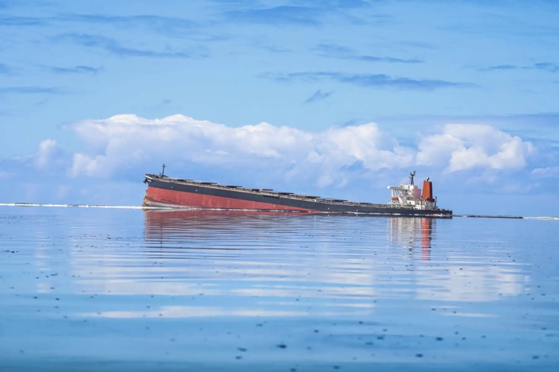 Esta vista general muestra el buque MV Wakashio, perteneciente a una empresa japonesa pero con bandera panameña, que encalló cerca del Blue Bay Marine Park frente a la costa del sureste de Mauricio.