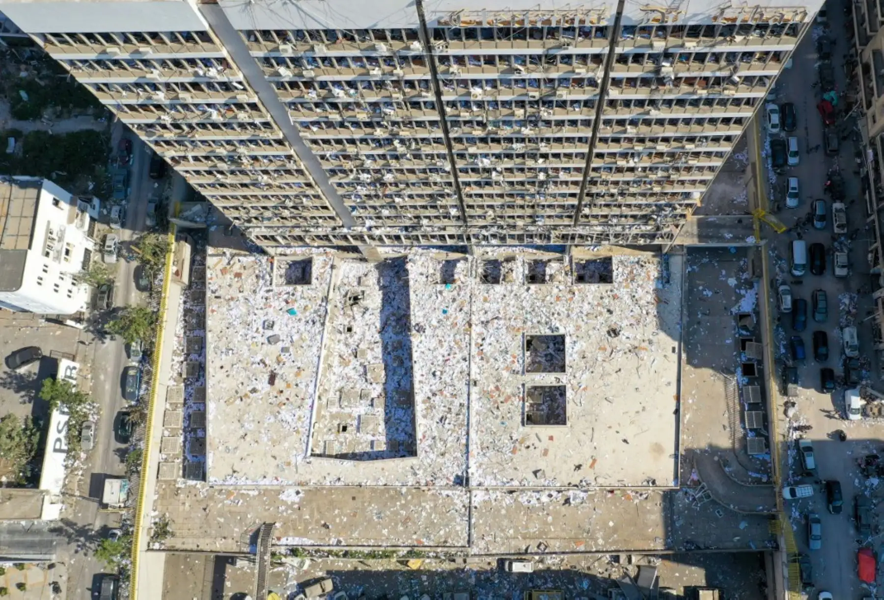 Una vista aérea muestra el daño masivo causado al edificio Electricity of Lebanon después de la explosión. Foto: AFP
