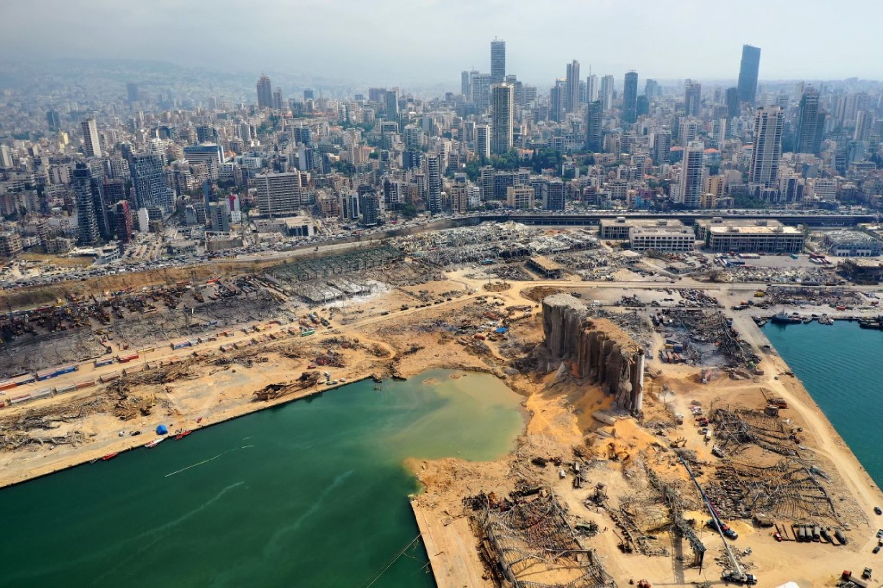 Una vista aérea muestra una vista parcial del puerto de Beirut y el cráter causado por la colosal explosión. Foto: AFP