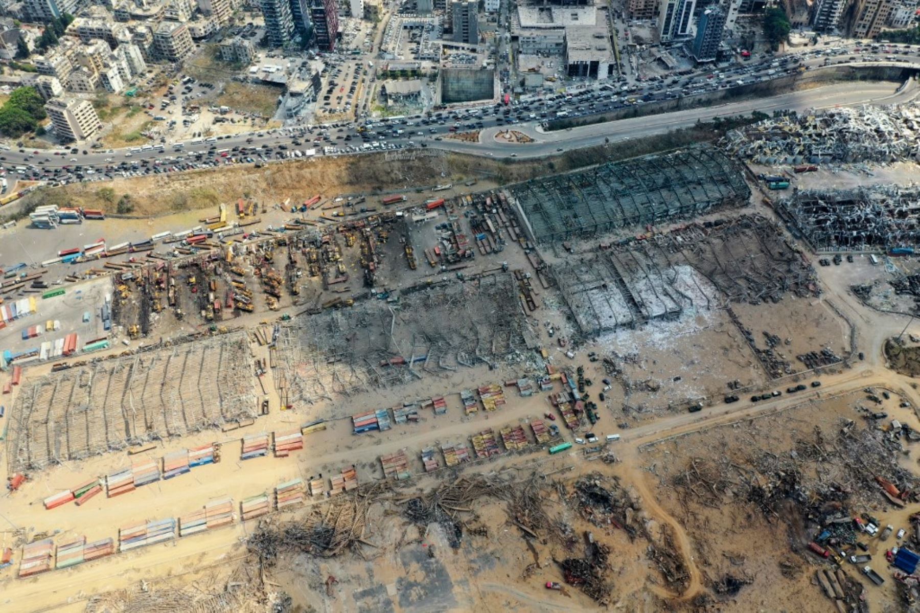 Una vista aérea muestra una vista parcial de la capital libanesa Beirut y el puerto que fue destruido. Foto: AFP