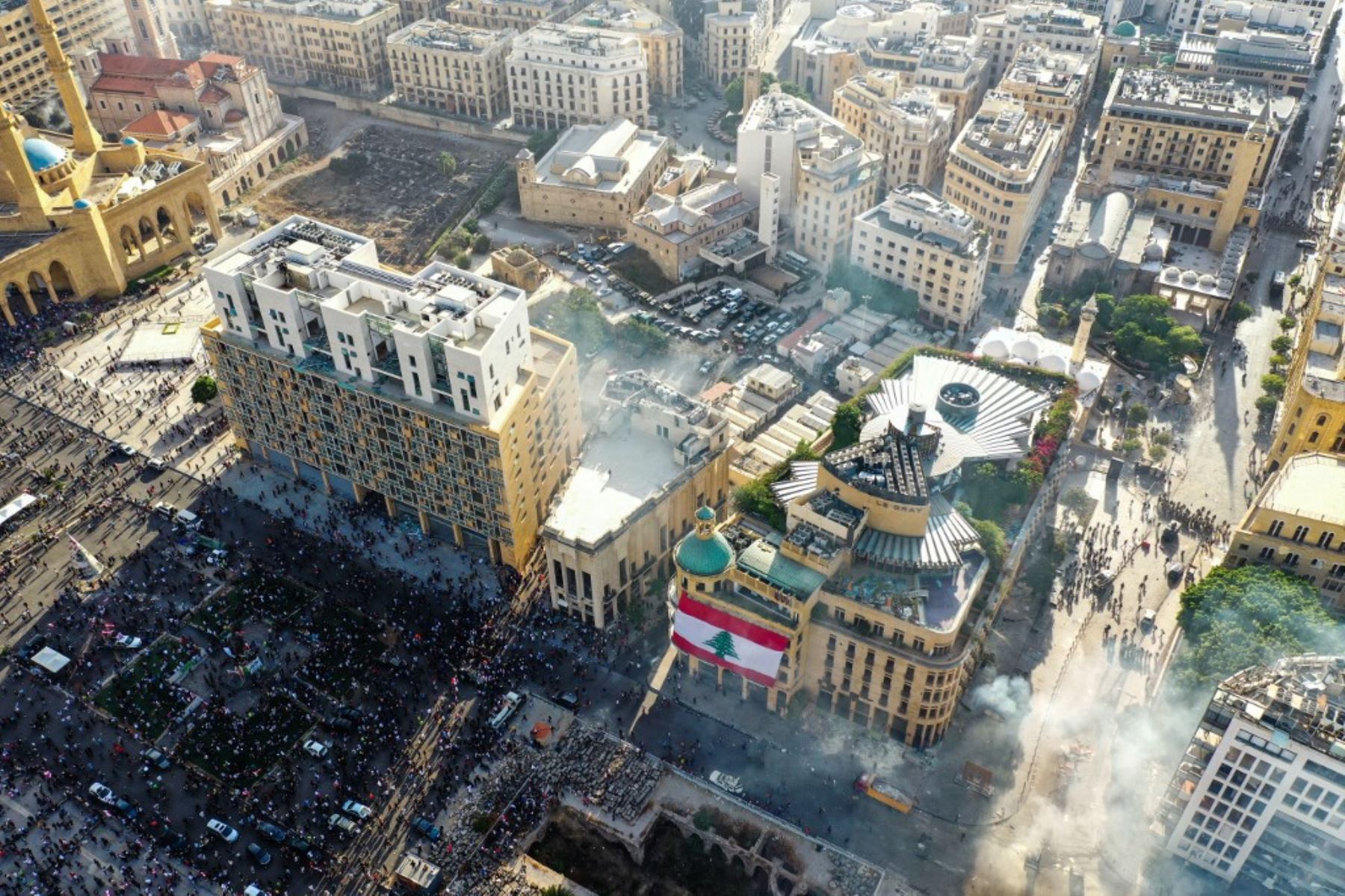 Esta fotografía muestra una vista aérea de los enfrentamientos entre manifestantes y fuerzas de seguridad, en el centro de Beirut. Foto: AFP