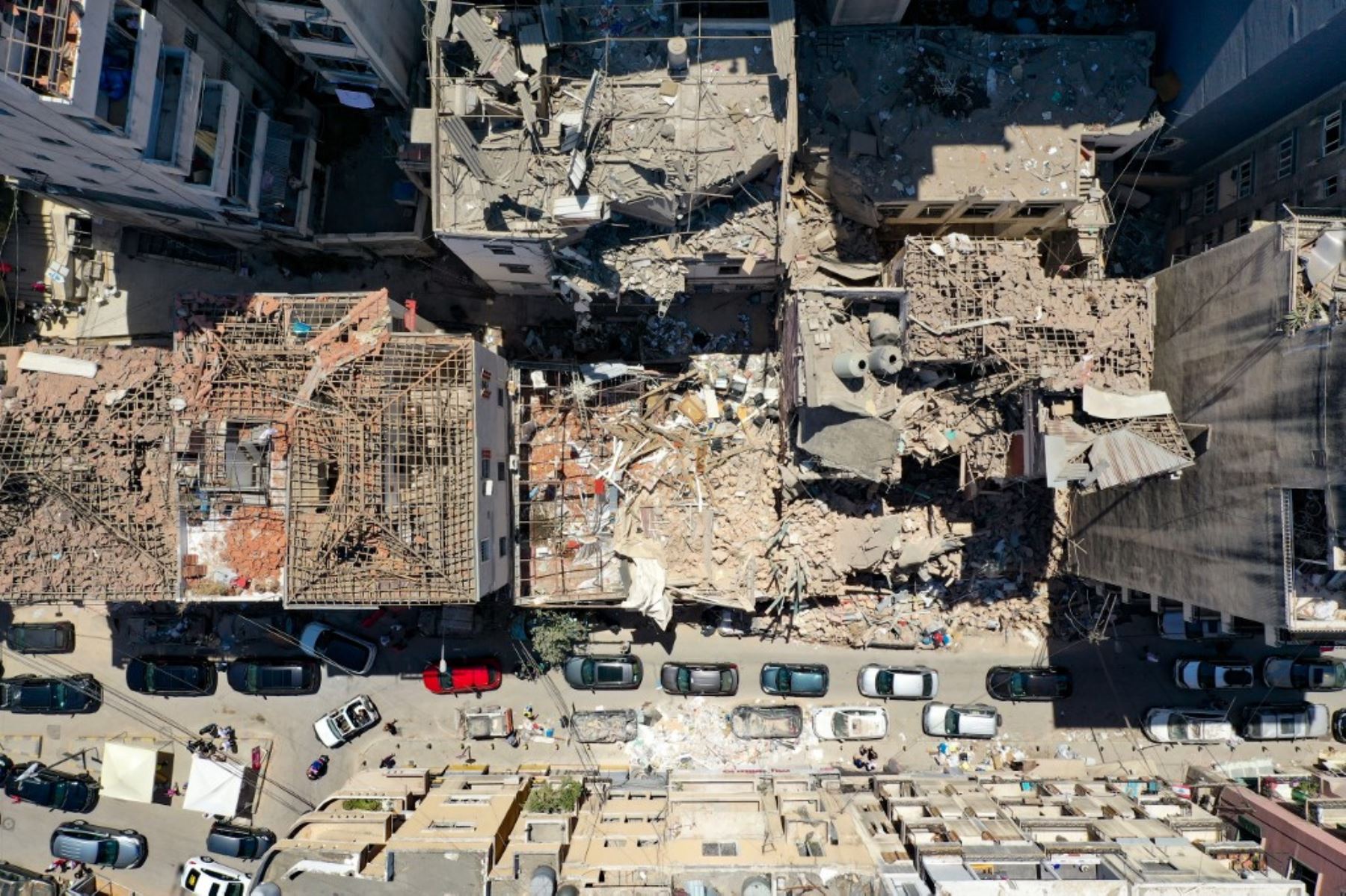 Una vista aérea muestra edificios dañados en el barrio de Gemayzeh en Beirut, después de que una gran explosión química golpeara el puerto cercano, devastando gran parte de la capital libanesa y cobrando más de 150 vidas. Foto: AFP