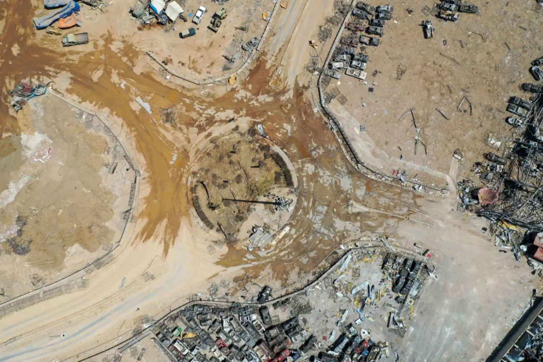 Una vista aérea muestra una vista parcial del puerto de Beirut, dañado como resultado de la colosal explosión de una enorme pila de nitrato de amonio que había languidecido durante años en un almacén portuario, dejando decenas de muertos. o heridos y causando devastación en la capital libanesa. Foto: AFP