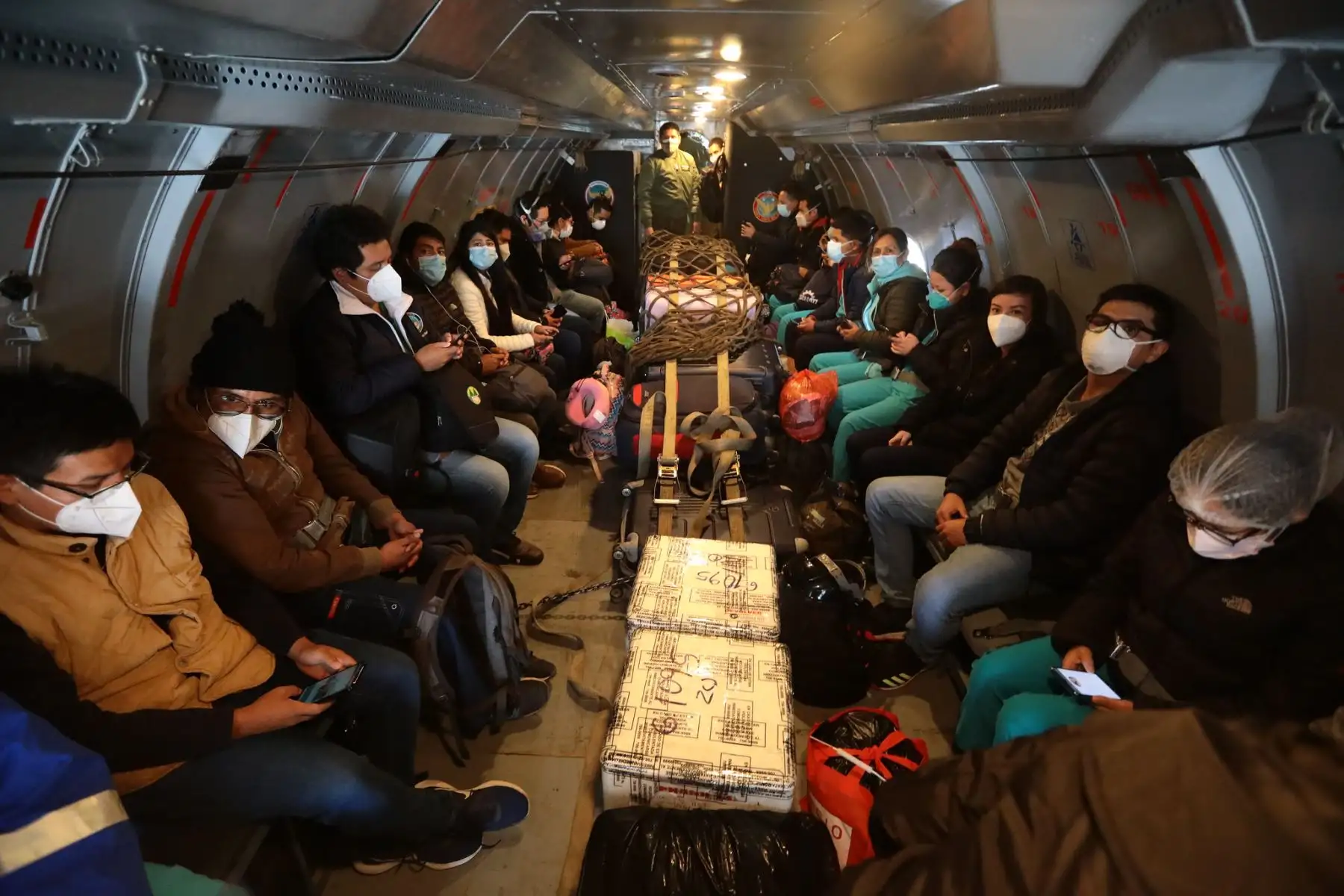 Nueva brigada médica partió a Cusco conformada por 50 profesionales de la salud. Asimismo se enviaron 70 balones de oxígeno y 34 toneladas de equipos de protección. 

Foto: ANDINA/Essalud