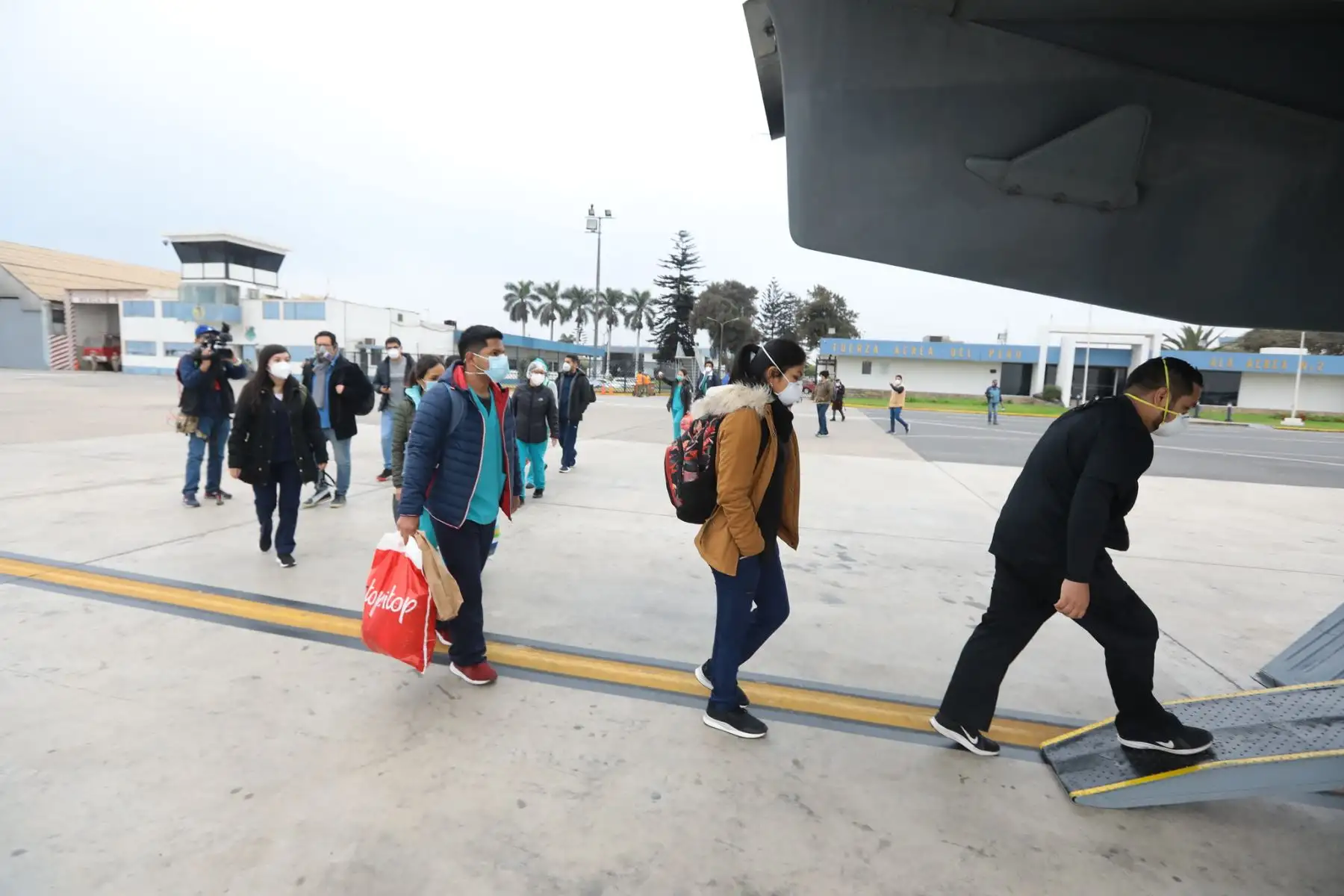 Nueva brigada médica partió a Cusco conformada por 50 profesionales de la salud. Asimismo se enviaron 70 balones de oxígeno y 34 toneladas de equipos de protección. 

Foto: ANDINA/Essalud