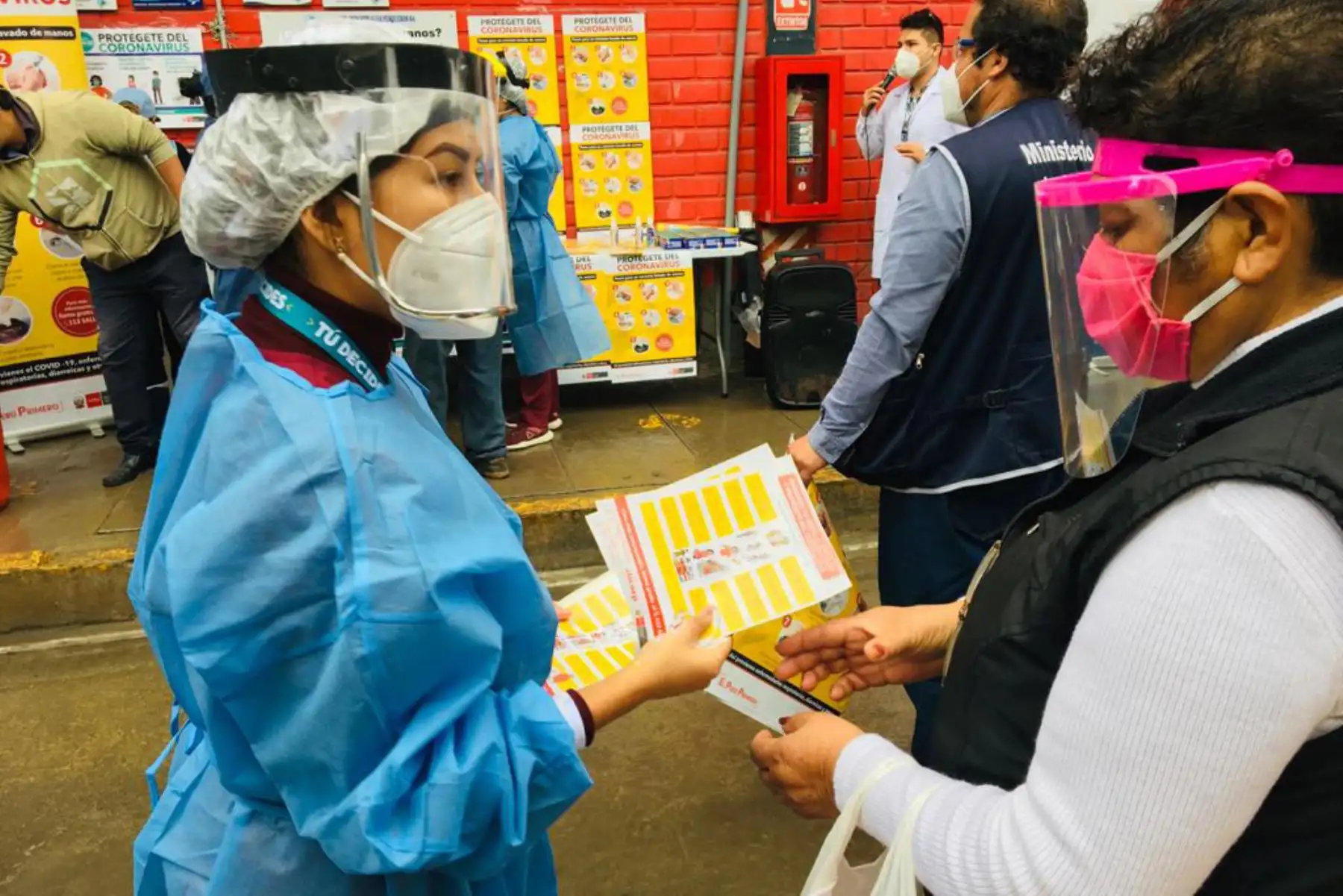 Personal de salud del Minsa visitó el terminal pesquero de Villa María del Triunfo para informar a los ciudadanos sobre las principales medidas de prevención ante el covid-19, como el correcto lavado de manos, el uso de mascarilla y protector facial, y mantener el distanciamiento. Foto: @Minsa_Peru