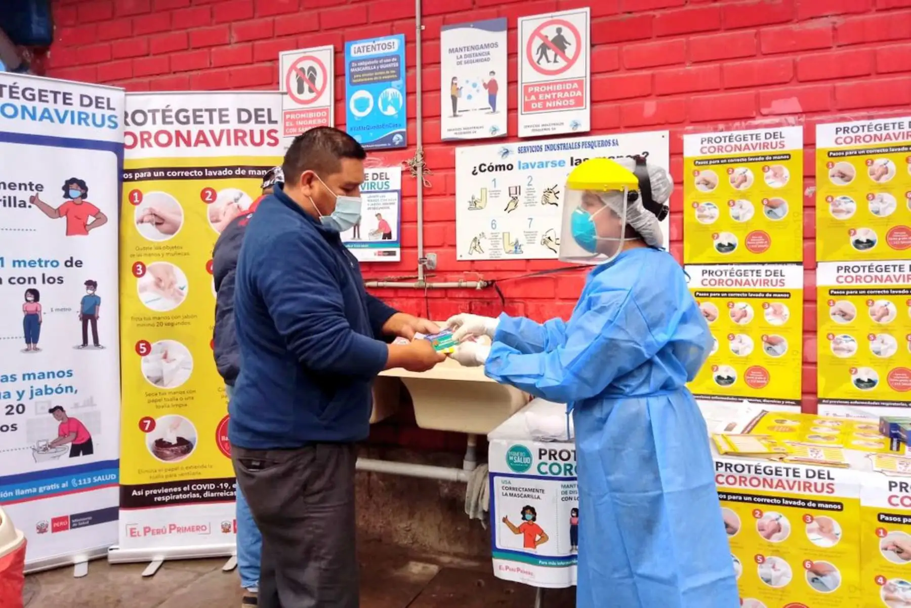 Personal de salud del Minsa visitó el terminal pesquero de Villa María del Triunfo para informar a los ciudadanos sobre las principales medidas de prevención ante el covid-19, como el correcto lavado de manos, el uso de mascarilla y protector facial, y mantener el distanciamiento. Foto: @Minsa_Peru