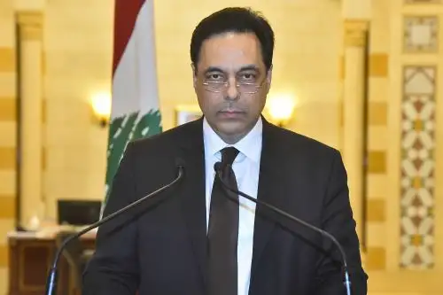 Una imagen proporcionada por la agencia fotográfica libanesa Dalati y Nohra en el que se aprecia al primer ministro Hassan Diab anunciando la renuncia de su gobierno en medio de la indignación popular por la mortal explosión del puerto de Beirut. Foto: AFP