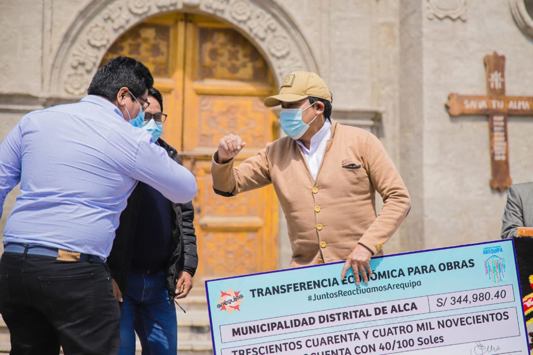 El gobernador regional de Arequipa, Elmer Cáceres Llica, entregó cheques de las transferencias hechas a las autoridades de La Unión para ejecutar diversas obras. Foto: ANDINA/Difusión