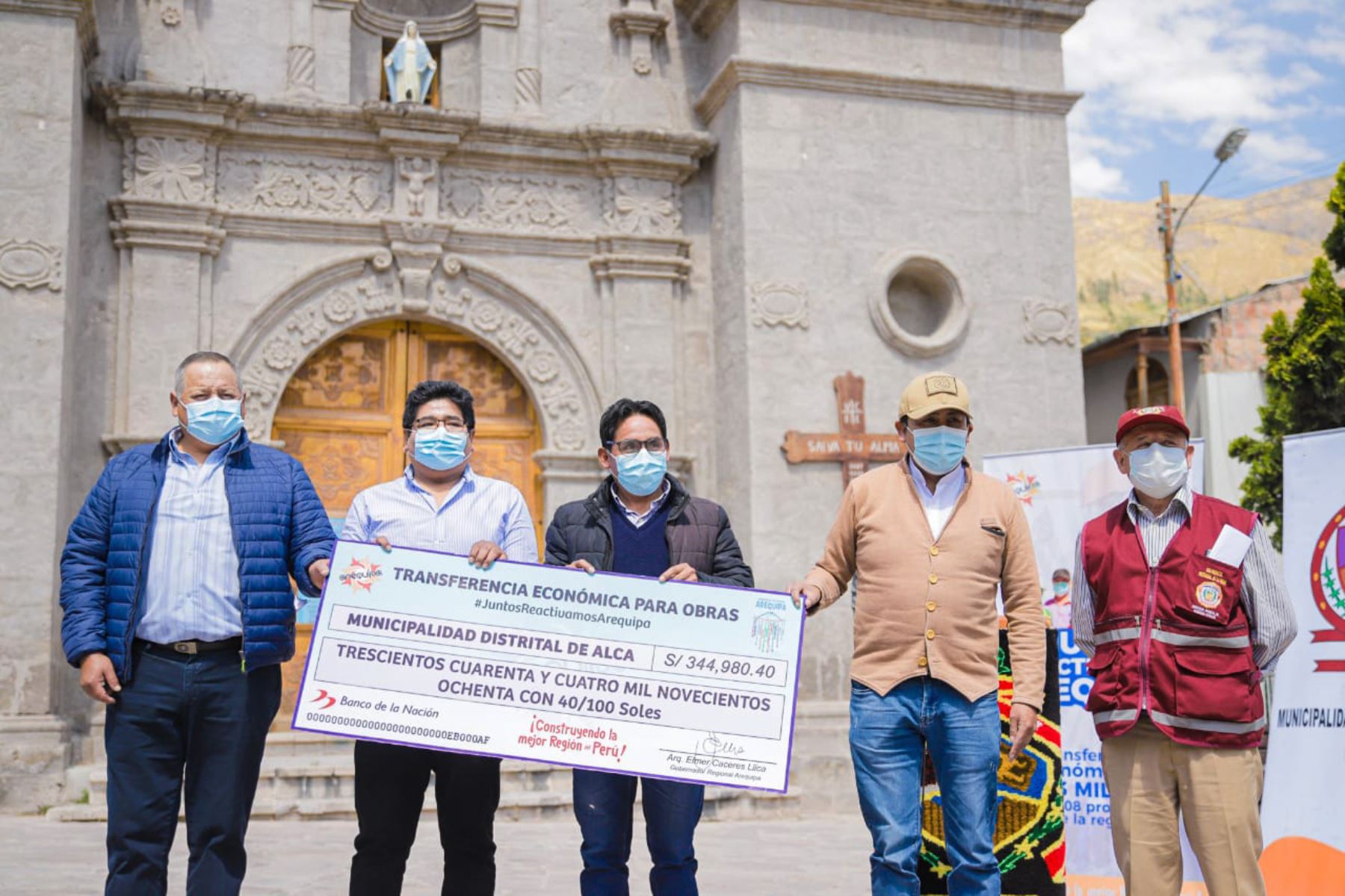 El gobernador regional de Arequipa, Elmer Cáceres Llica, entregó cheques de las transferencias hechas a las autoridades de La Unión para ejecutar diversas obras. Foto: ANDINA/Difusión