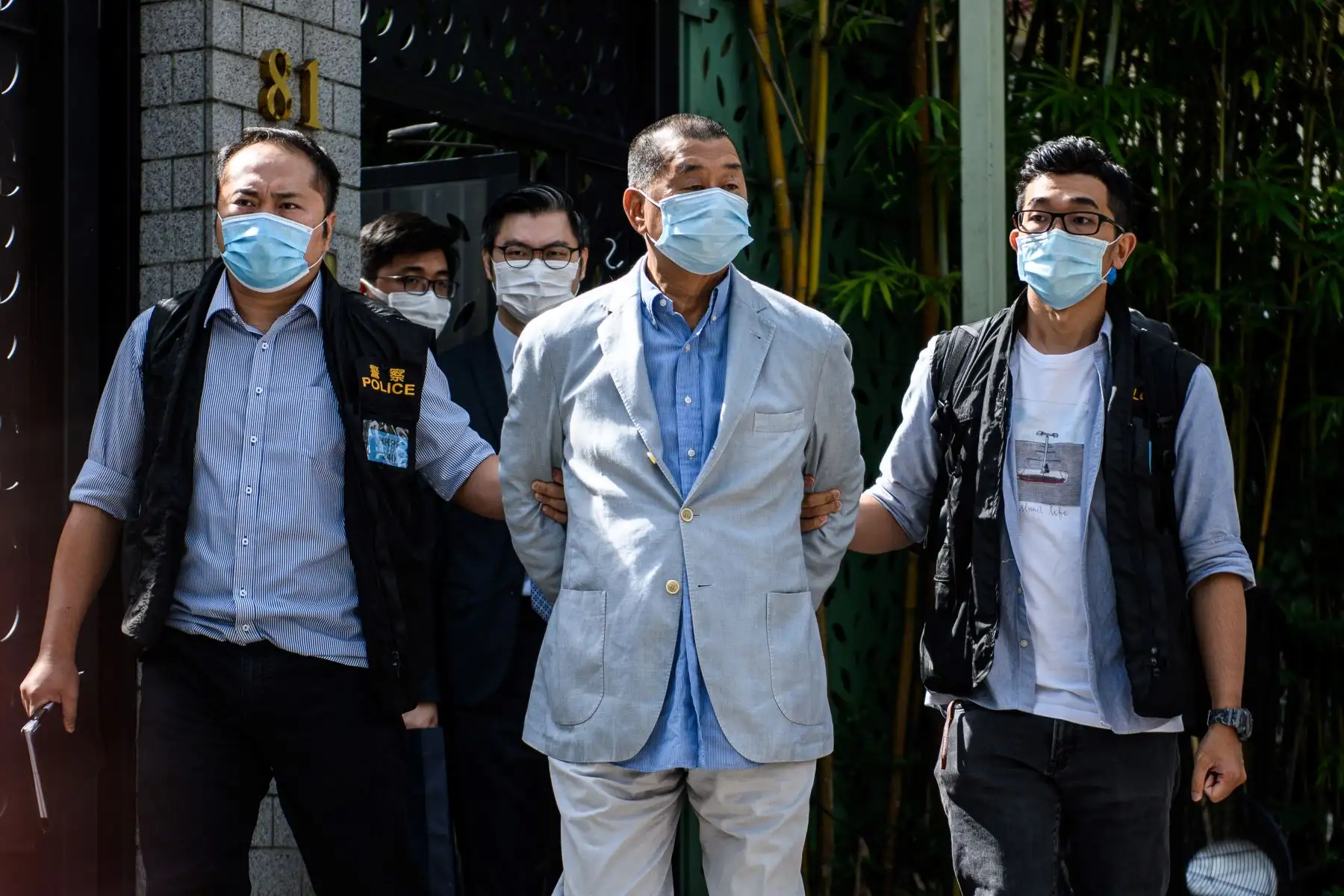 La policía lleva al magnate de los medios de comunicación de Hong Kong, Jimmy Lai, de 72 años, después de que fue arrestado bajo la nueva ley de seguridad nacional en Hong Kong. Foto: AFP