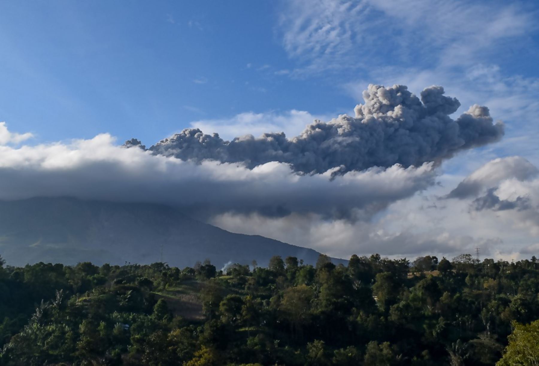 El volcán Sinabung arroja ceniza durante su segunda erupción hacia el anochecer, visto desde el distrito de Karo, en el norte de Sumatra. Foto: AFP