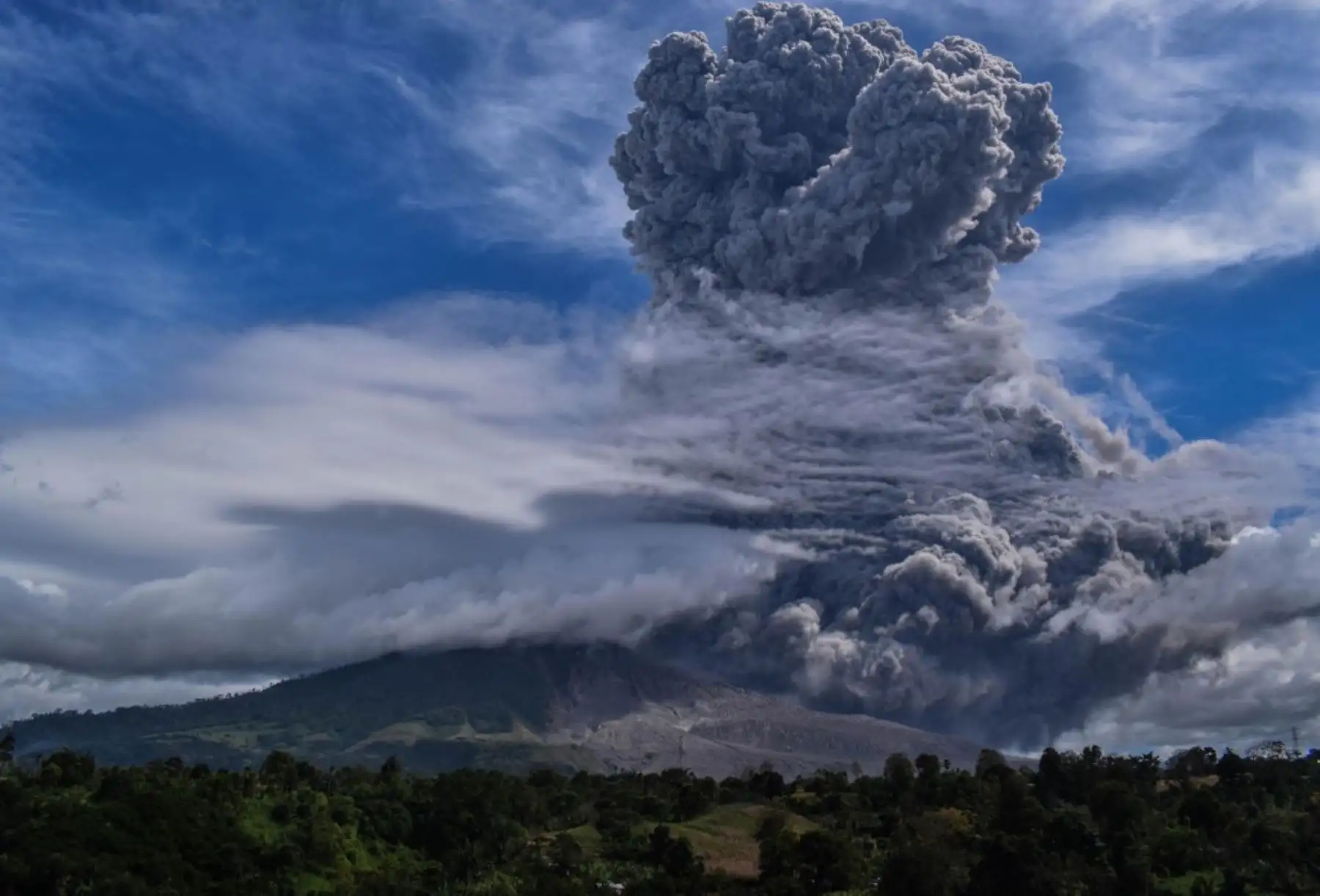 El volcán Sinabung arroja ceniza durante su segunda erupción hacia el anochecer, visto desde el distrito de Karo, en el norte de Sumatra. Foto: AFP