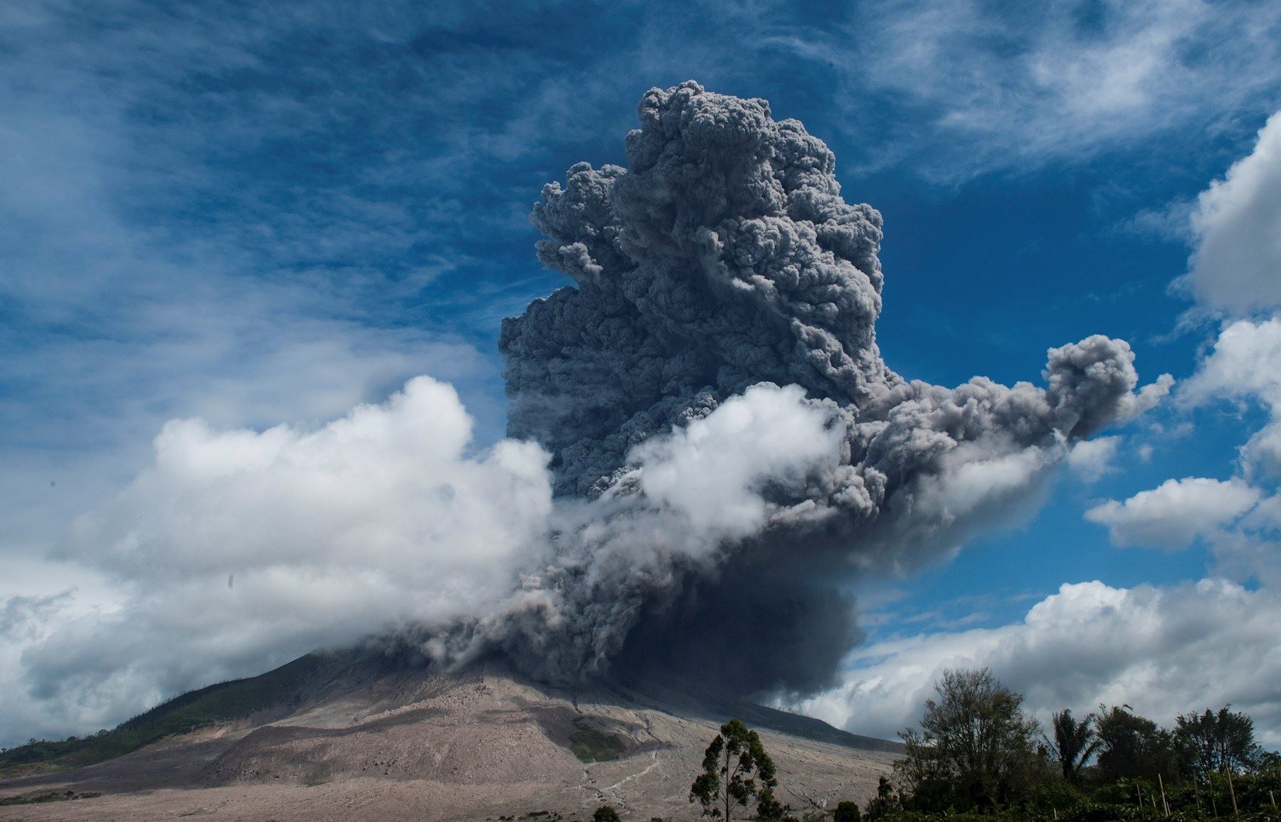 El volcán Sinabung arroja ceniza durante su segunda erupción hacia el anochecer, visto desde el distrito de Karo, en el norte de Sumatra, Indonesia. Foto: EFE