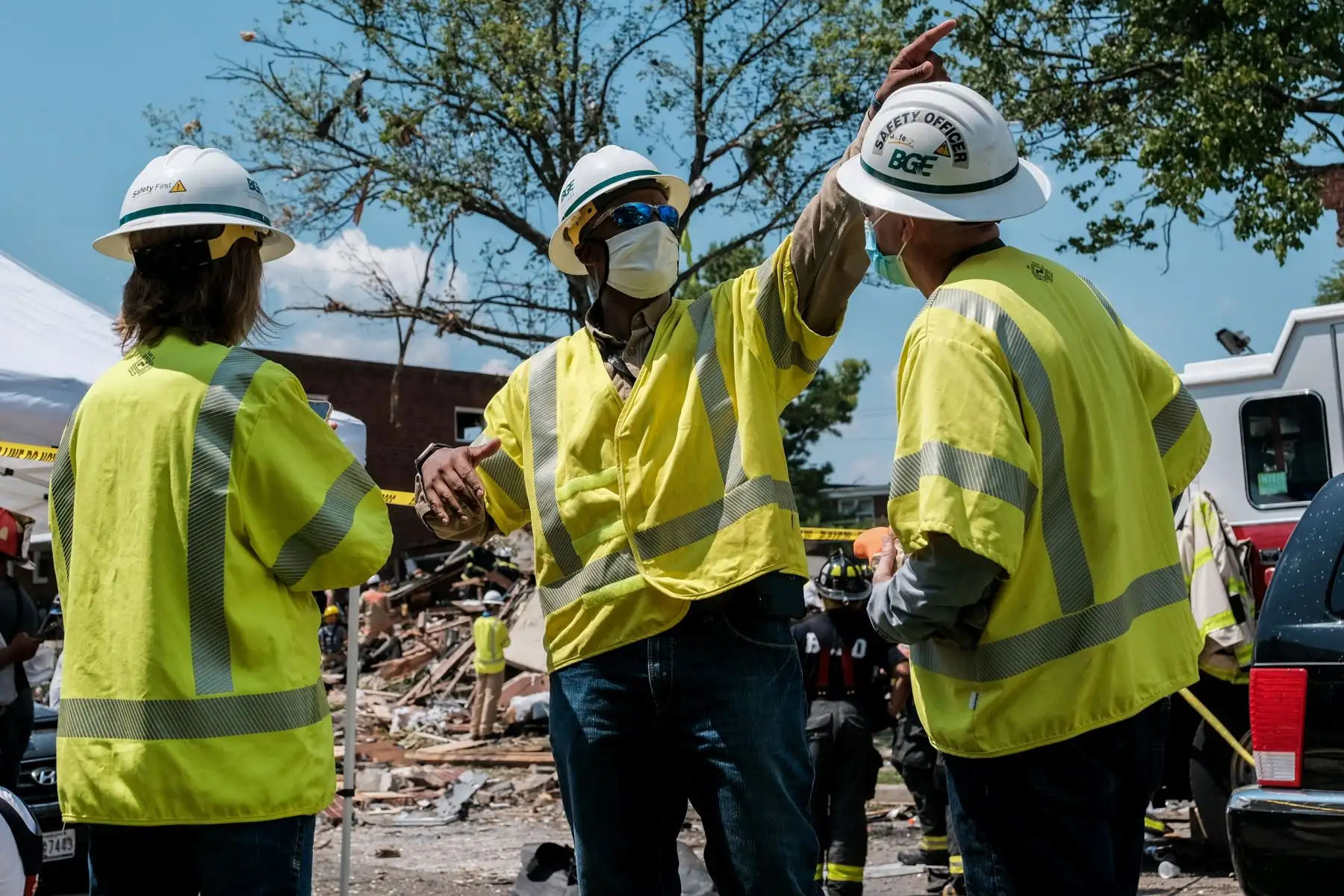 Los empleados de Baltimore Gas and Electric trabajan en la escena de una explosión  en Baltimore, Maryland. Los primeros informes indican que una fuga de gas pudo haber causado la explosión masiva que arrasó tres casas, causando múltiples heridos y al menos una muerte.
Foto: AFP