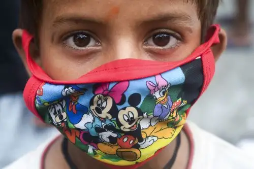 Entre el 16 y el 30 de julio, los casos entre personas de corta edad pasó de 241,904 a 338,982 en todo Estados Unidos. Foto: AFP