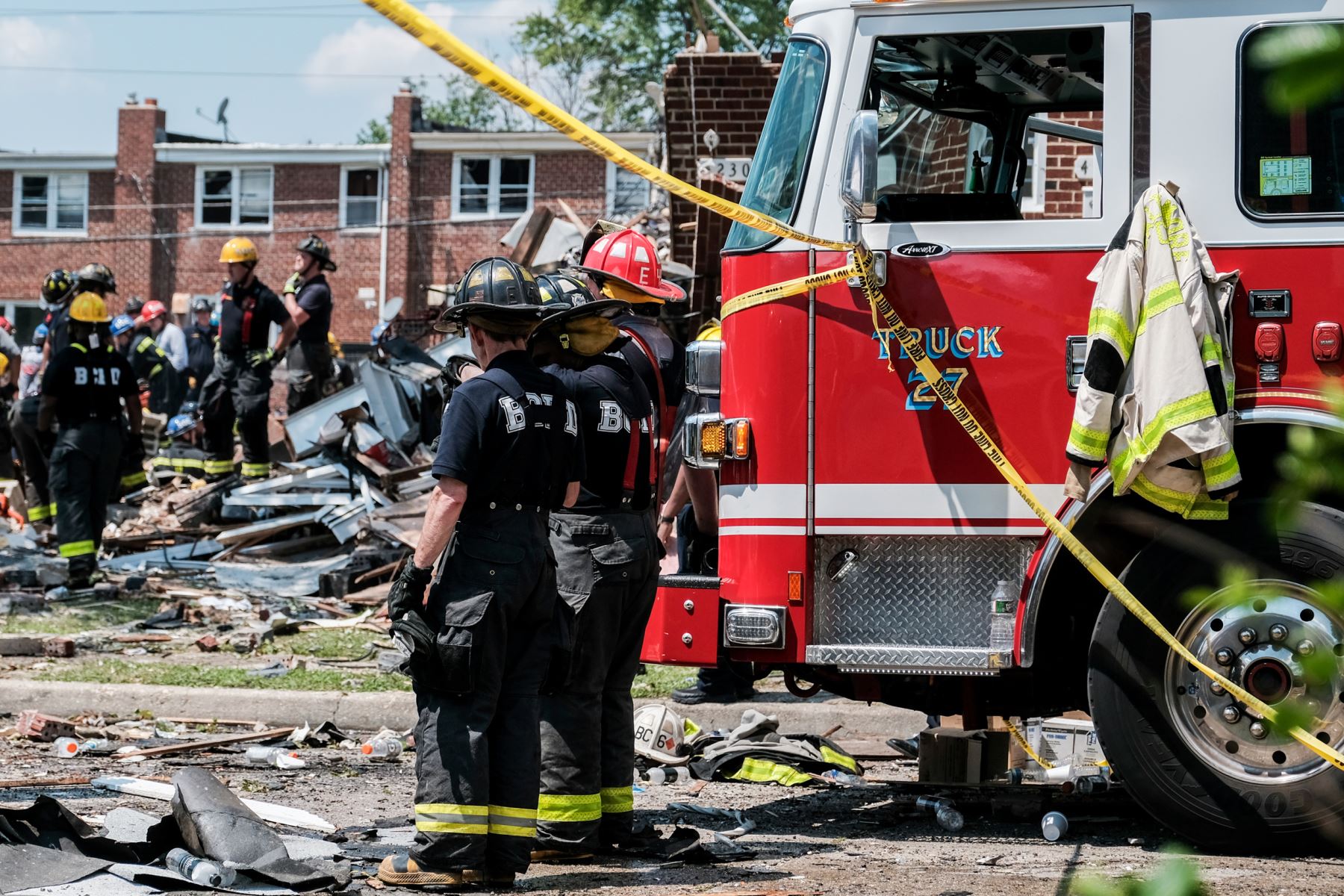 Los socorristas buscan sobrevivientes en el lugar de una explosión en Baltimore, Maryland. Los primeros informes indican que una fuga de gas pudo haber causado la explosión masiva que arrasó tres casas, causando múltiples heridos y al menos una muerte. 
Foto: AFP