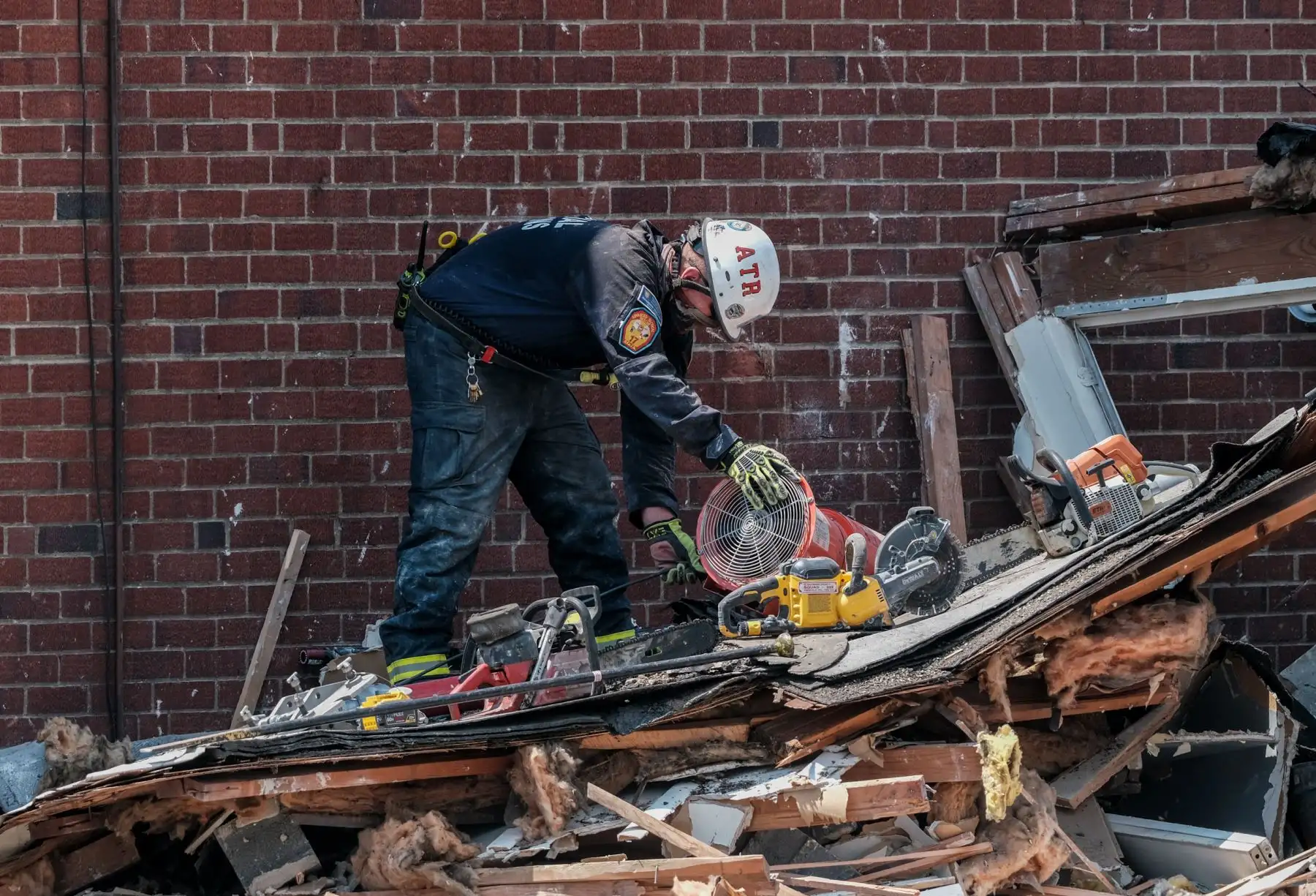 Los socorristas buscan sobrevivientes en el lugar de una explosión en Baltimore, Maryland. Los primeros informes indican que una fuga de gas pudo haber causado la explosión masiva que arrasó tres casas, causando múltiples heridos y al menos una muerte.
Foto: AFP