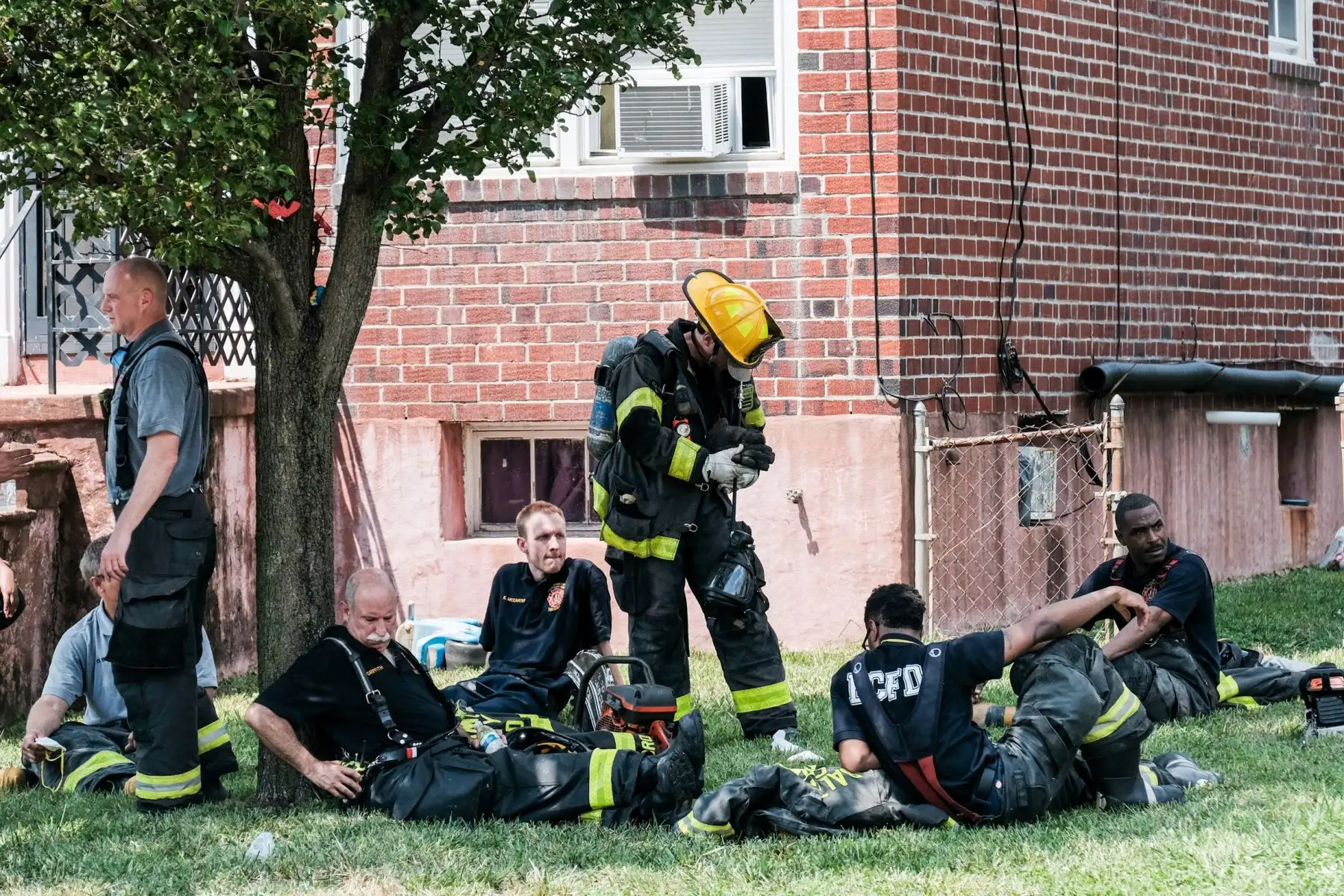 Los socorristas toman un descanso en la escena de una explosión  en Baltimore, Maryland. Los primeros informes indican que una fuga de gas pudo haber causado la explosión masiva que arrasó tres casas, causando múltiples heridos y al menos una muerte.
Foto: AFP