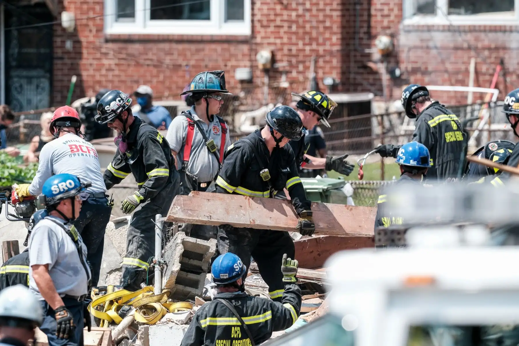 Los socorristas toman un descanso en la escena de una explosión  en Baltimore, Maryland. Los primeros informes indican que una fuga de gas pudo haber causado la explosión masiva que arrasó tres casas, causando múltiples heridos y al menos una muerte.
Foto: AFP