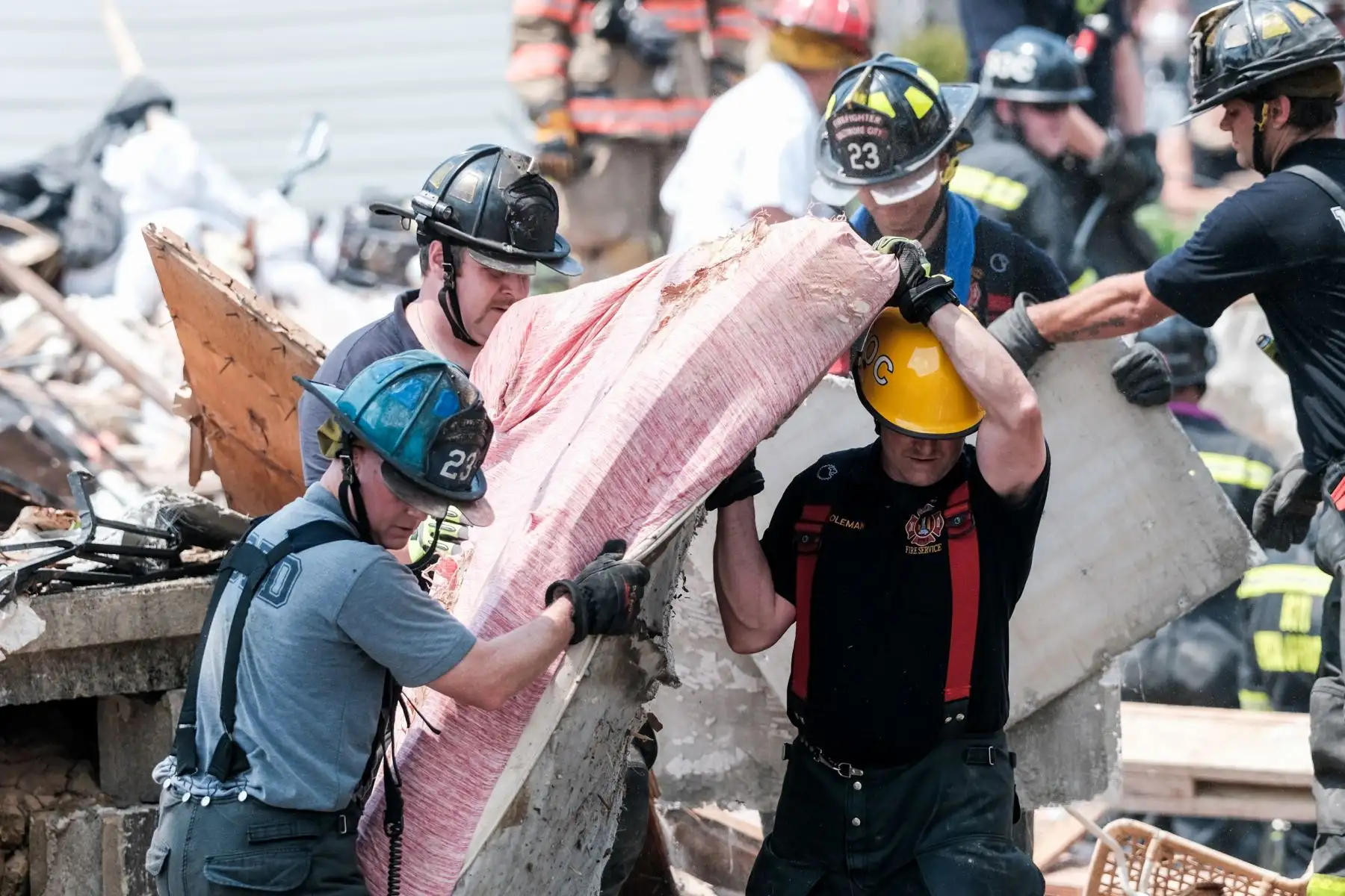 Los socorristas buscan sobrevivientes en el lugar de una explosión en Baltimore, Maryland. Los primeros informes indican que una fuga de gas pudo haber causado la explosión masiva que arrasó tres casas, causando múltiples heridos y al menos una muerte. 
Foto: AFP