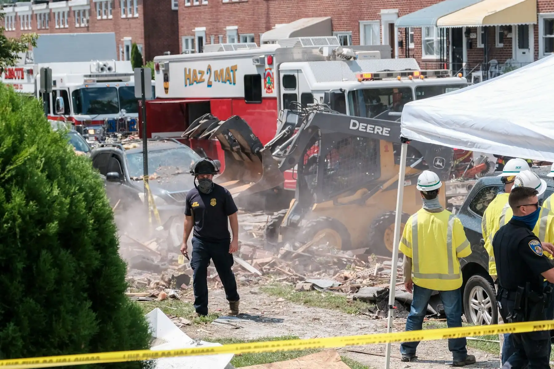 Los socorristas buscan sobrevivientes en el lugar de una explosión  en Baltimore, Maryland. Los primeros informes indican que una fuga de gas pudo haber causado la explosión masiva que arrasó tres casas, causando múltiples heridos y al menos una muerte.
Foto: AFP