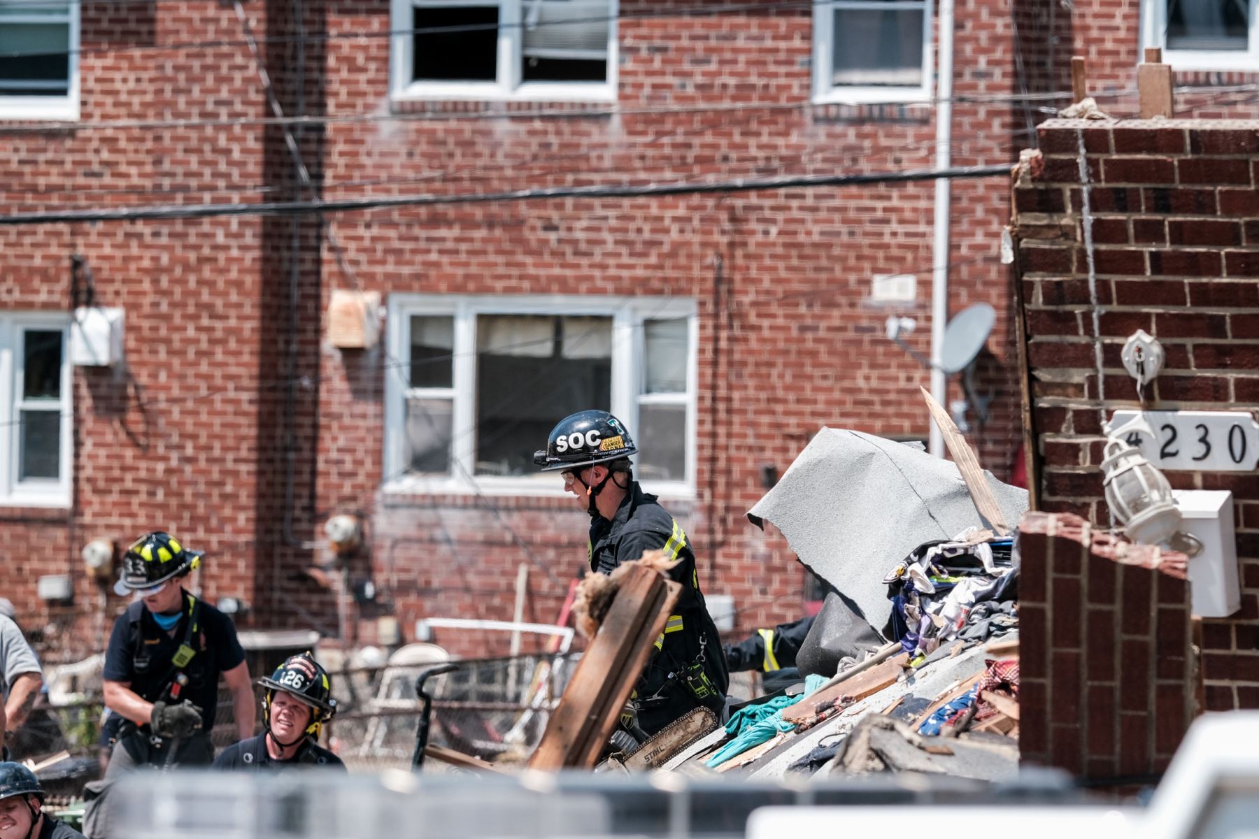 Los socorristas buscan sobrevivientes en el lugar de una explosión  en Baltimore, Maryland. Los primeros informes indican que una fuga de gas pudo haber causado la explosión masiva que arrasó tres casas, causando múltiples heridos y al menos una muerte.
Foto: AFP