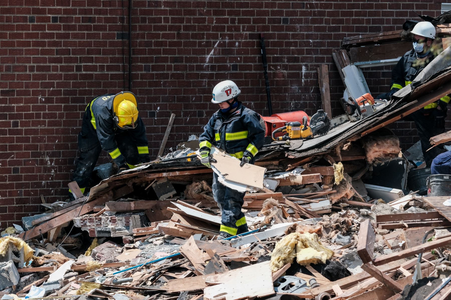 Los socorristas buscan sobrevivientes en el lugar de una explosión en Baltimore, Maryland. Los primeros informes indican que una fuga de gas pudo haber causado la explosión masiva que arrasó tres casas, causando múltiples heridos y al menos una muerte. 
Foto: AFP