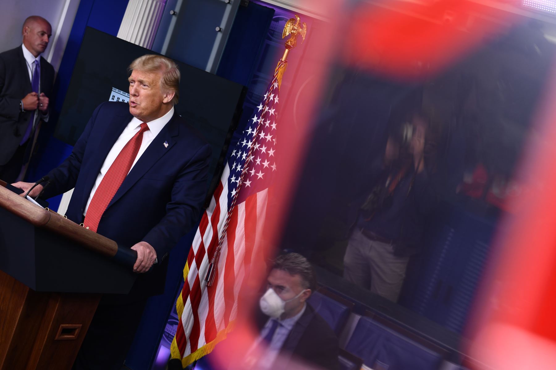 El presidente de Estados Unidos, Donald Trump, habla con la prensa en la Sala Brady de la Casa Blanca en Washington, DC. Los guardias del Servicio Secreto dispararon a una persona, que aparentemente estaba armada.
Foto: AFP