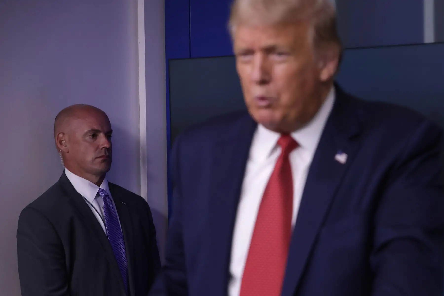 El agente del Servicio Secreto se encuentra cerca del presidente de los Estados Unidos, Donald Trump, mientras habla durante una conferencia de prensa en la Sala de Prensa James Brady de la Casa Blanca.
Foto: AFP El agente del Servicio Secreto se encuentra cerca del presidente de los Estados Unidos, Donald Trump, mientras habla durante una conferencia de prensa en la Sala de Prensa James Brady de la Casa Blanca.
Foto: AFP