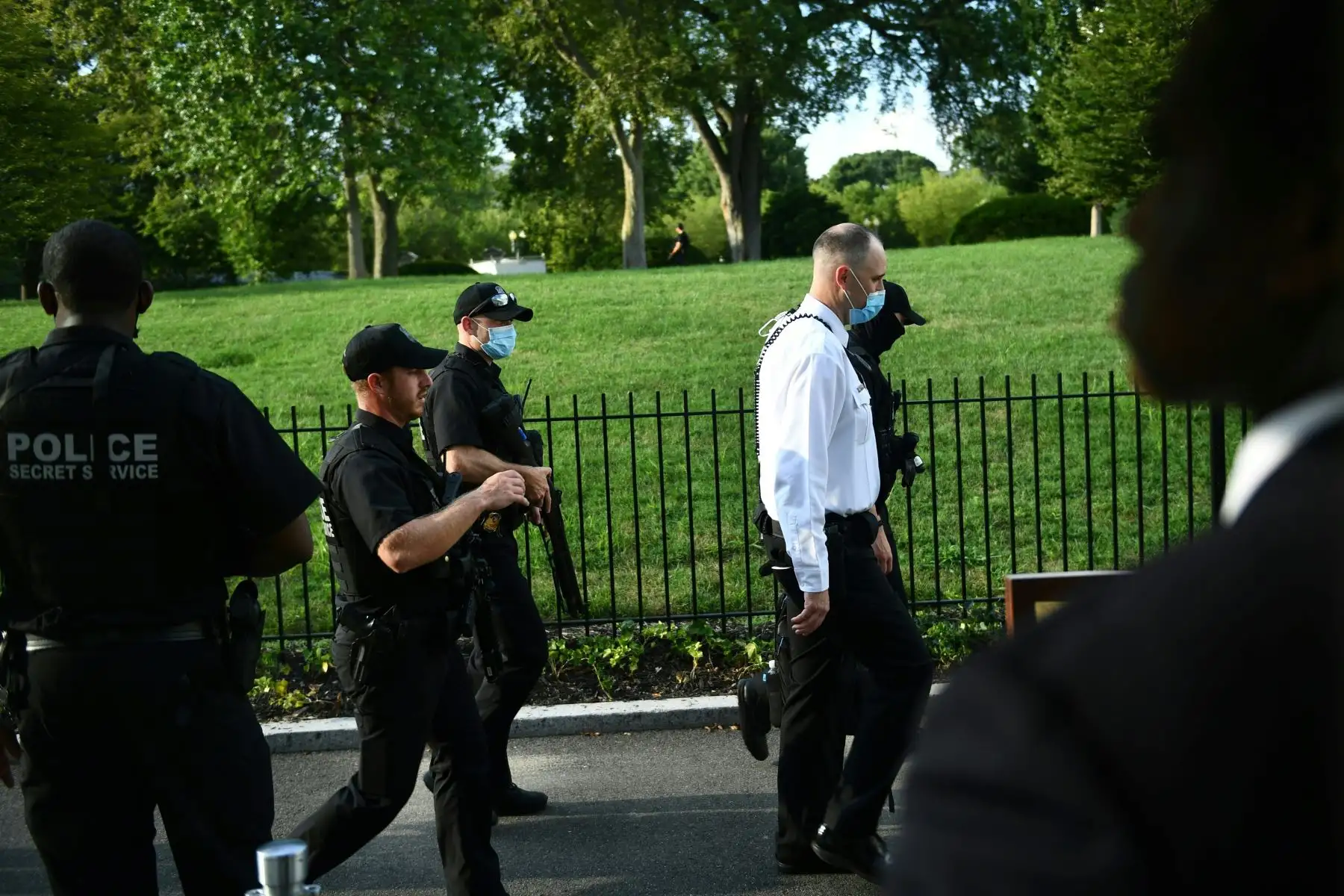 Los miembros del Servicio Secreto de los EE. UU. Toman posición fuera de la Sala de Información Brady mientras la Casa Blanca está cerrada en Washington, DC. Los guardias del Servicio Secreto dispararon a una persona, que aparentemente estaba armada.
Foto: AFP Los miembros del Servicio Secreto de los EE. UU. Toman posición fuera de la Sala de Información Brady mientras la Casa Blanca está cerrada en Washington, DC. Los guardias del Servicio Secreto dispararon a una persona, que aparentemente estaba armada.
Foto: AFP